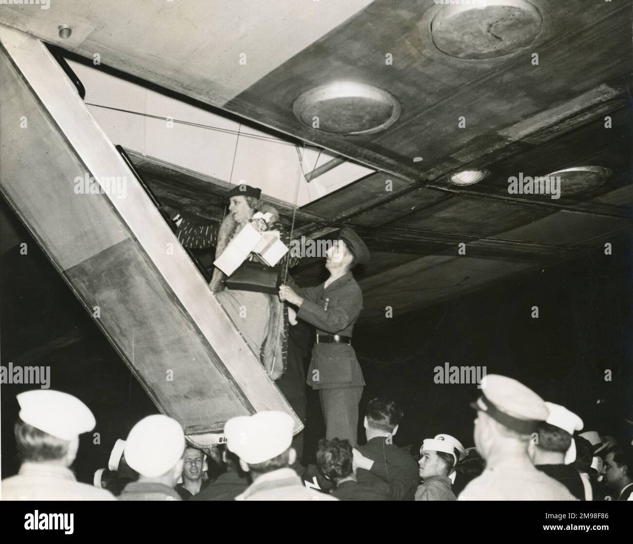 Miss Mary Day Winn aus New York wird am 11. Mai 1936 vor dem Rückflug nach Europa an Bord der LZ 129 Hindenburg in Lakehurst, New Jersey, geholfen. Stockfoto