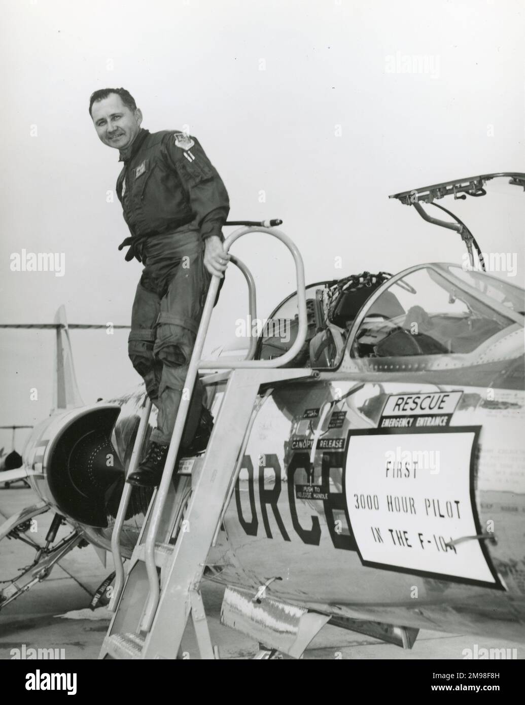 Col Joseph R Nevers, der erste, der 3.000 Flugstunden im Lockheed F-104-Starfighter absolvierte. Stockfoto