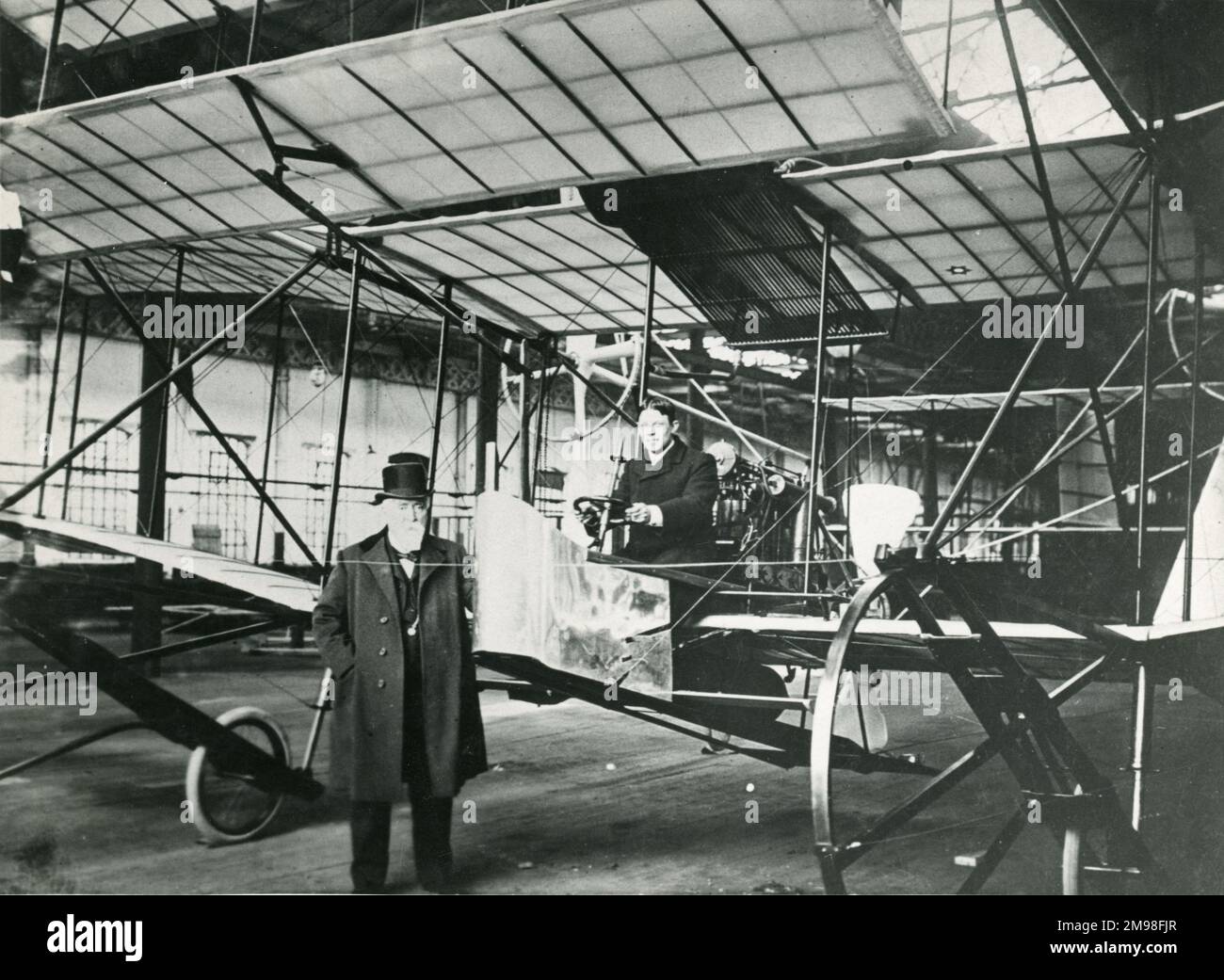 Sir Hiram Maxim mit seinem Assistenten Dr. A.P. Thurston an der Kontrolle des fertig gestellten Maxim 1910 Doppeldeckers in Crayford, Kent. Stockfoto