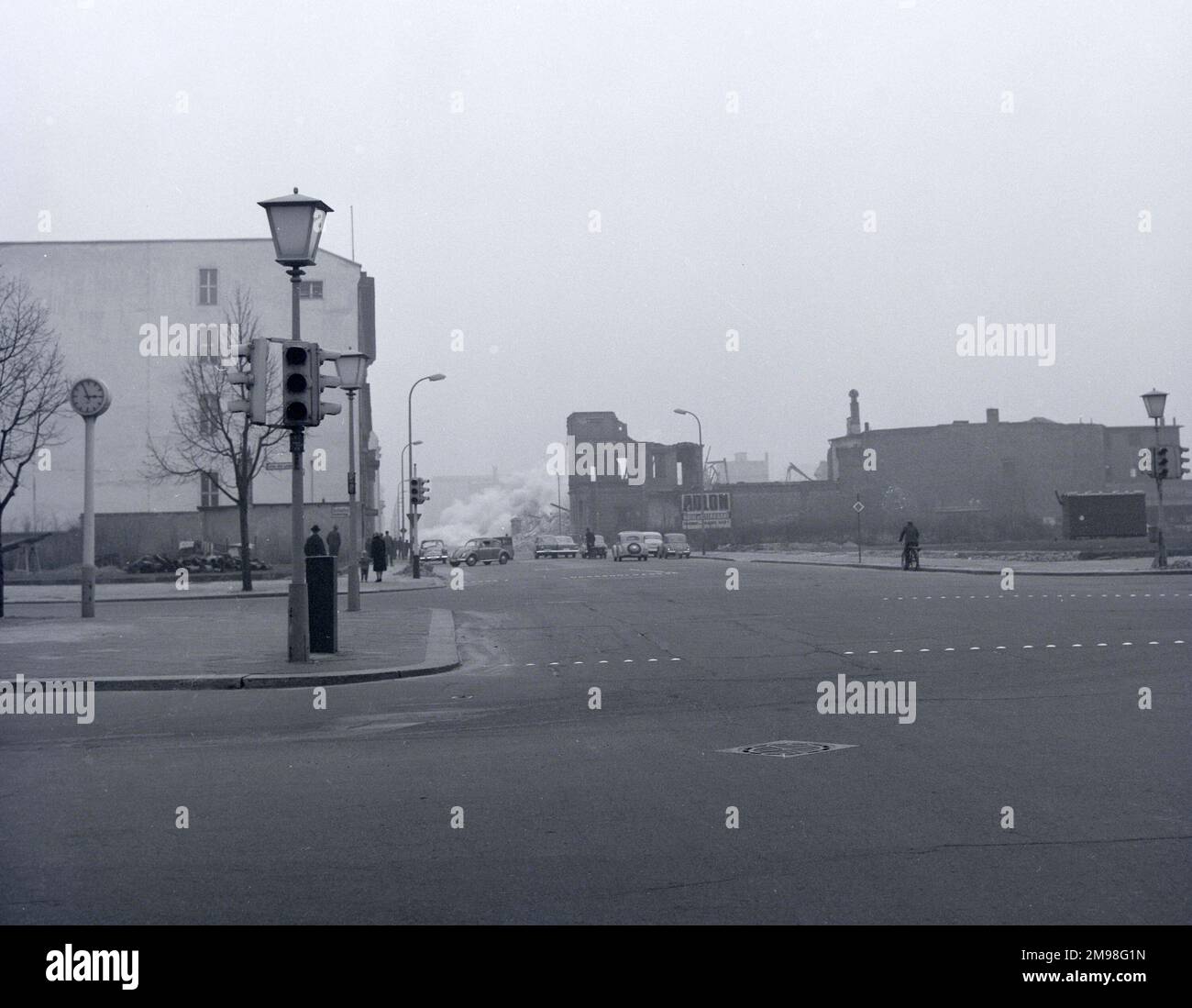 Blick auf Ostberlin vom Brandenburger Tor Foto kurz vor dem Bau der Berliner Mauer Stockfoto