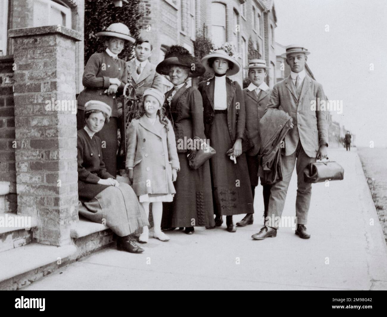 Der letzte Tag der Feiertage, sagte Auf Wiedersehen, Southwold, Suffolk -- Mitglieder der Auerbacher Familie (Albert, Harold, Lucy und Violet) und Mitglieder der Cattley Familie, September 1912. Stockfoto