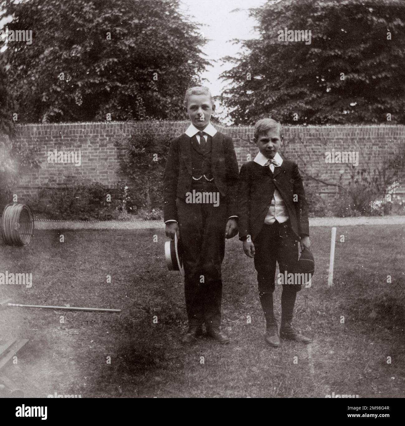 Zwei Brüder (Albert und Harold Auerbach) in ihrer Sonntagskolonne, die im Garten in Ealing, West London, stehen. Stockfoto