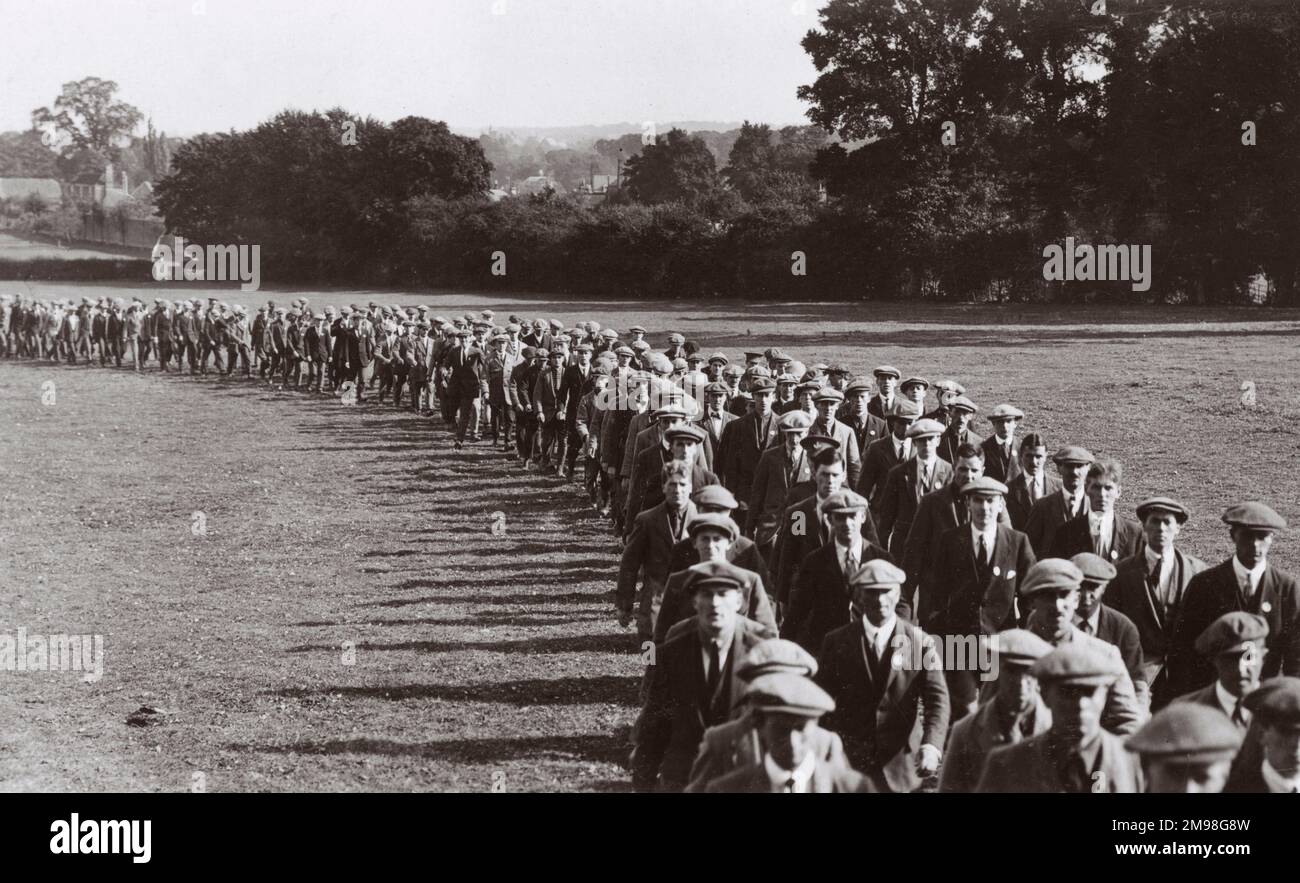 Junge Männer im University Officers' Training Corps, Royal Fusiliers, im Woodcote Park Camp, Epsom, Surrey, September 1914, marschieren über ein Feld. Unter ihnen ist Albert Auerbach (1894-1918), in der 4. Reihe von vorne. Stockfoto
