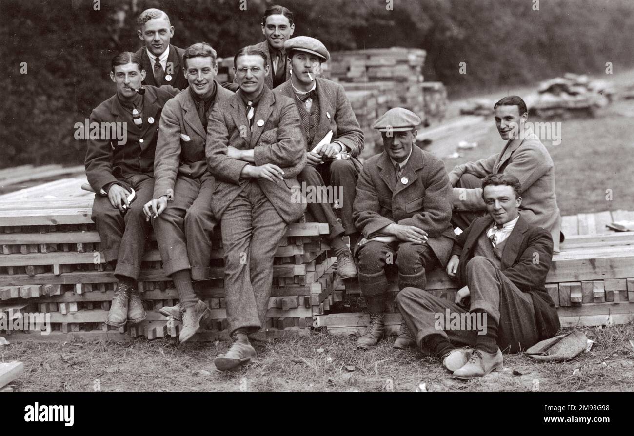 Gruppenfoto, junge Männer im Ausbildungskorps der Offiziere der Universität, 20. Bataillon, Royal Fusiliers, im Woodcote Park Camp, Epsom, Surrey, 1. September 1914. Albert Auerbach (1894-1918) befindet sich in der hinteren Reihe auf der linken Seite. Stockfoto