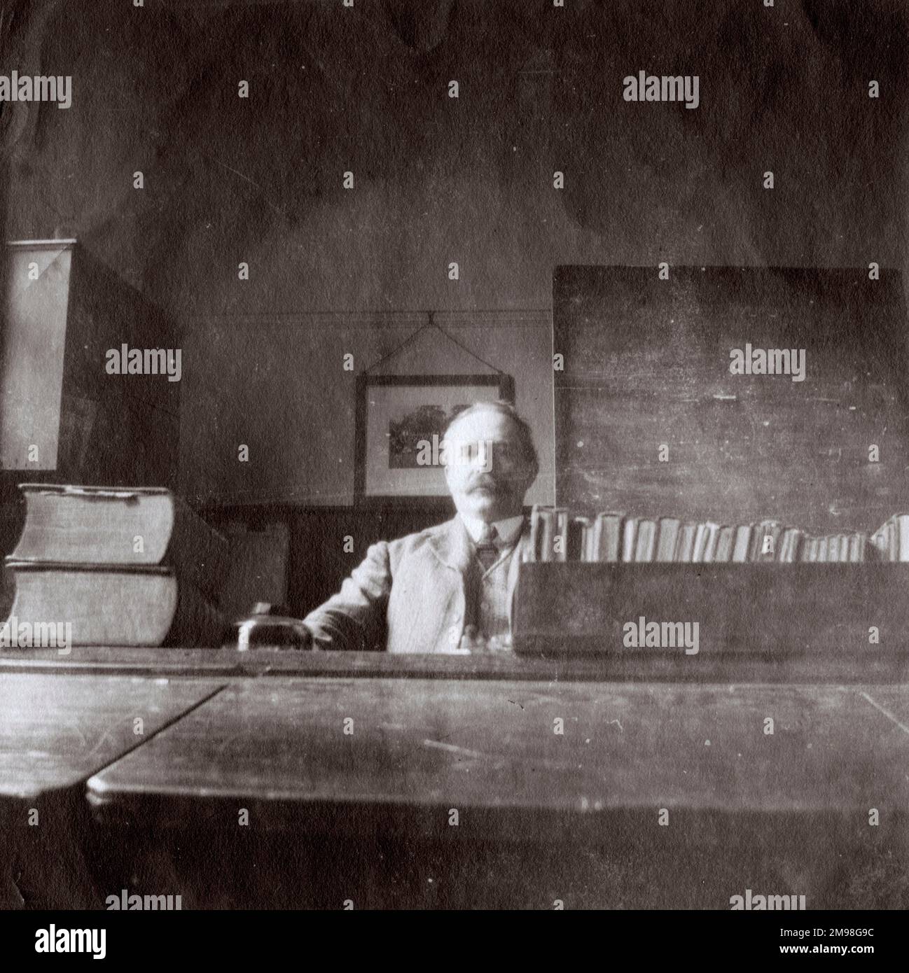 Mr. Whitestone, Lehrer an der Durston House School, Ealing, West London, gesehen hier an seinem Schreibtisch in einem Klassenzimmer. Stockfoto