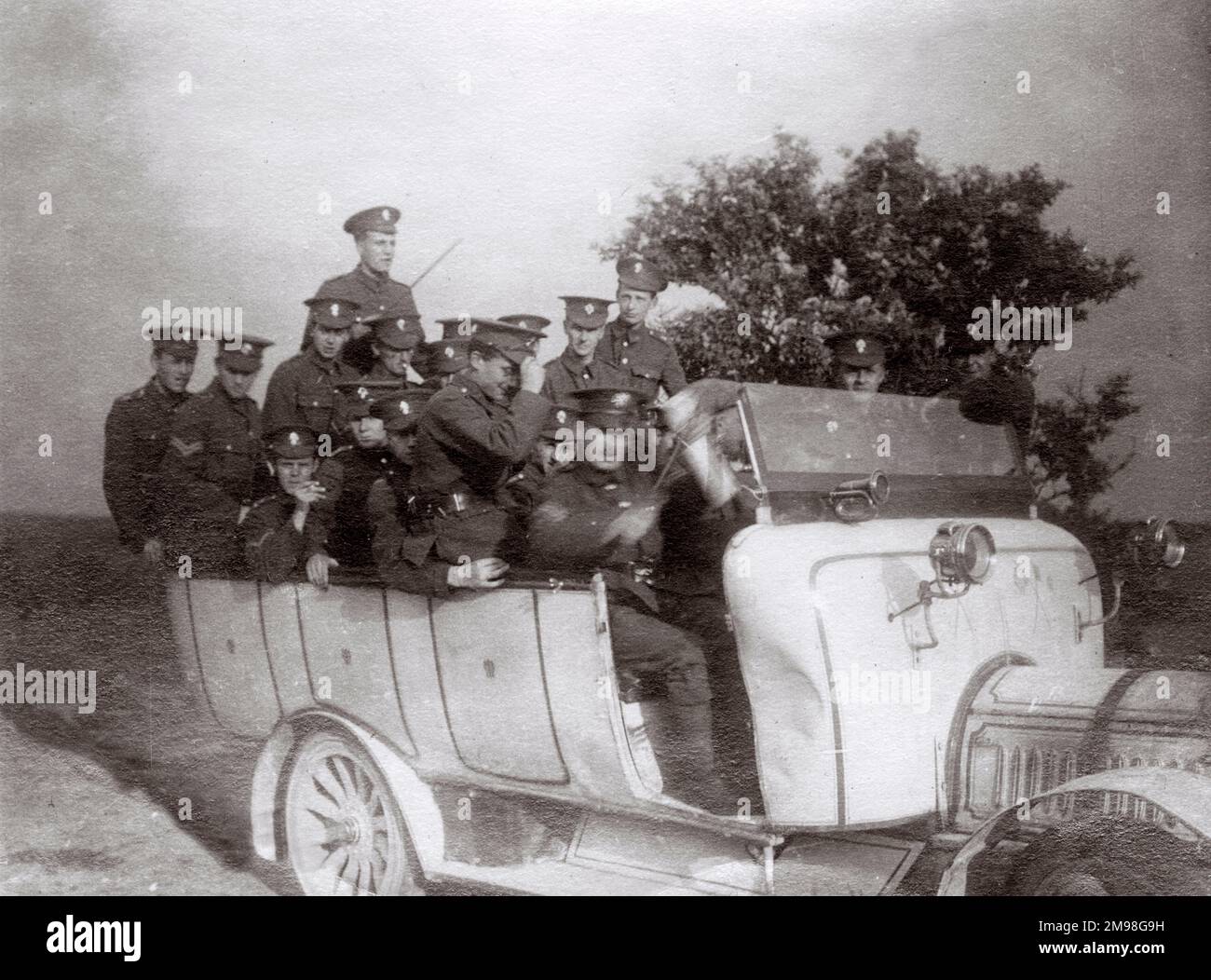 Junge Männer im Ausbildungskorps der Offiziere der Universität, Royal Fusiliers, reiten in einem Charabanc in Epsom, Surrey. Dazu gehört Albert Auerbach (1894-1918). Stockfoto