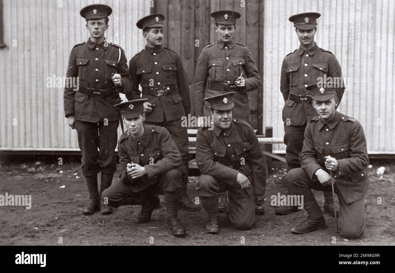 Gruppenfoto, sieben junge Männer im University Officers' Training Corps, Royal Fusiliers, im Woodcote Park, Epsom, Surrey (ein Herrensitz, das für die militärische Ausbildung übernommen wurde), März 1915. Albert Auerbach (1894-1918) kniet ganz rechts. Stockfoto