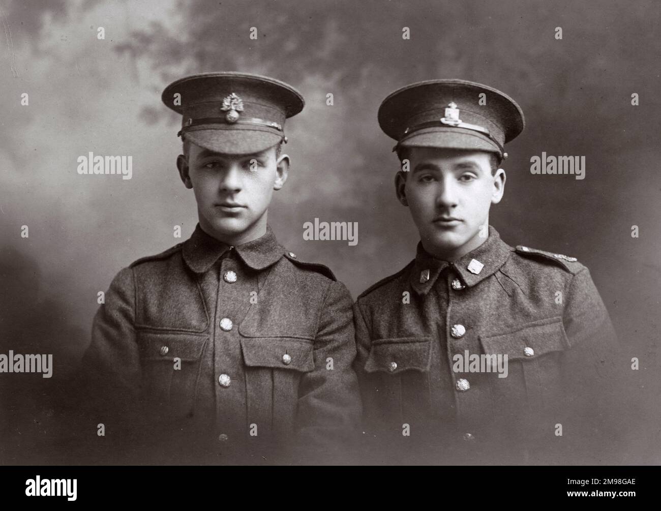 Studiofoto, zwei junge Brüder in Uniform, Weihnachten 1914. Sie sind Albert Auerbach (1894-1918) vom 20. Bataillon, die Königlichen Fusiliers und Harold Auerbach (1897-1975), ein Schüler der St. Paul's School, in seiner Offiziersübungsuniform. Stockfoto