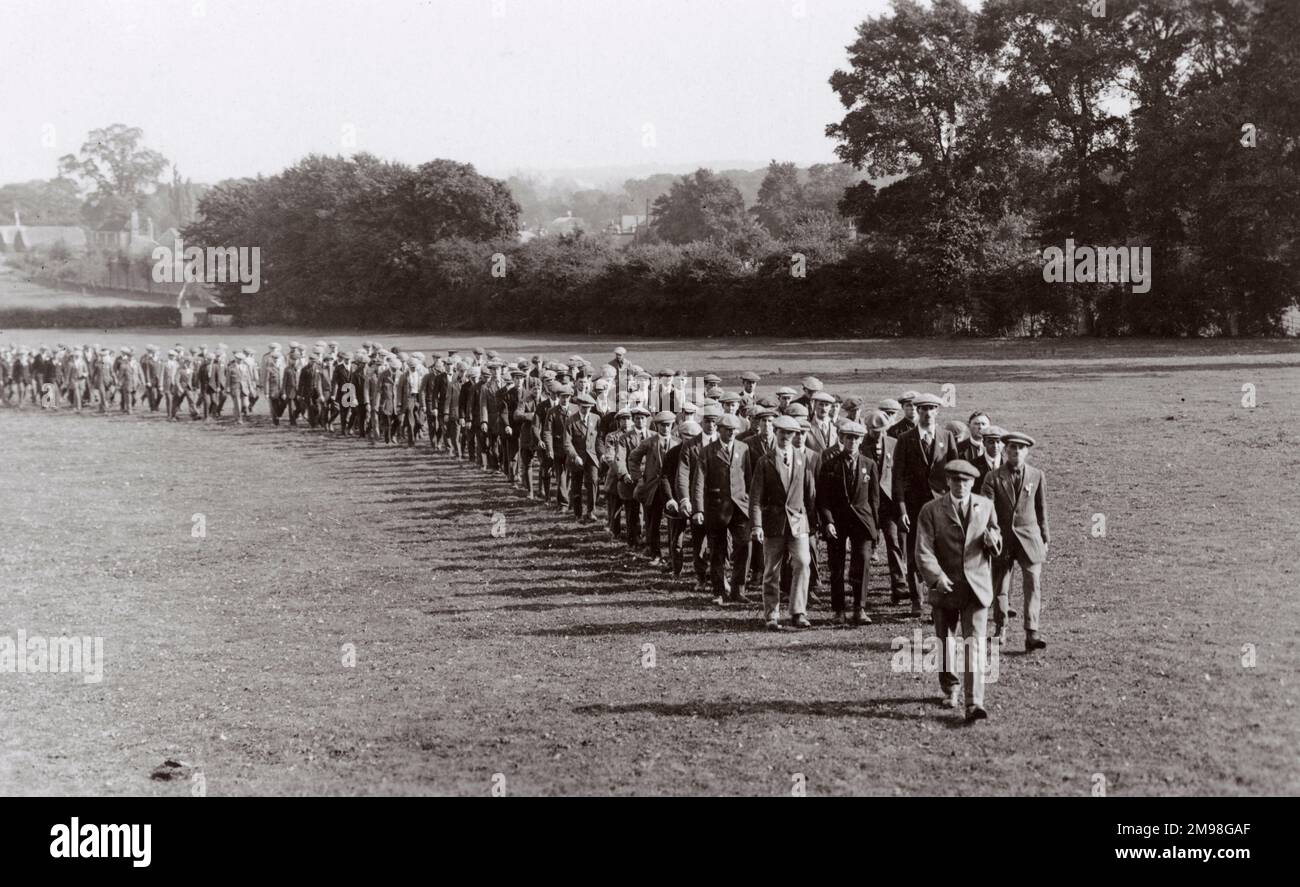 Junge Männer im University Officers' Training Corps im Woodcote Park Camp, Epsom, Surrey, Herbst 1914, marschieren über ein Feld. Unter ihnen ist Albert Auerbach (1894-1918), der später zu den Royal Fusiliers kam. Stockfoto