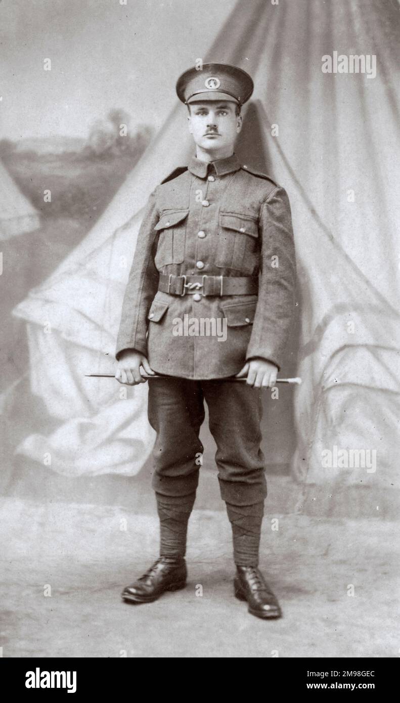 Studiofoto, junger Mann in 1. südafrikanischer Infanterie-Uniform, November 1915. Er ist Gefreiter Clement Tunbridge, der am 18. Oktober 1916 in Warlencourt, Somme, Nordfrankreich, getötet wurde. Stockfoto