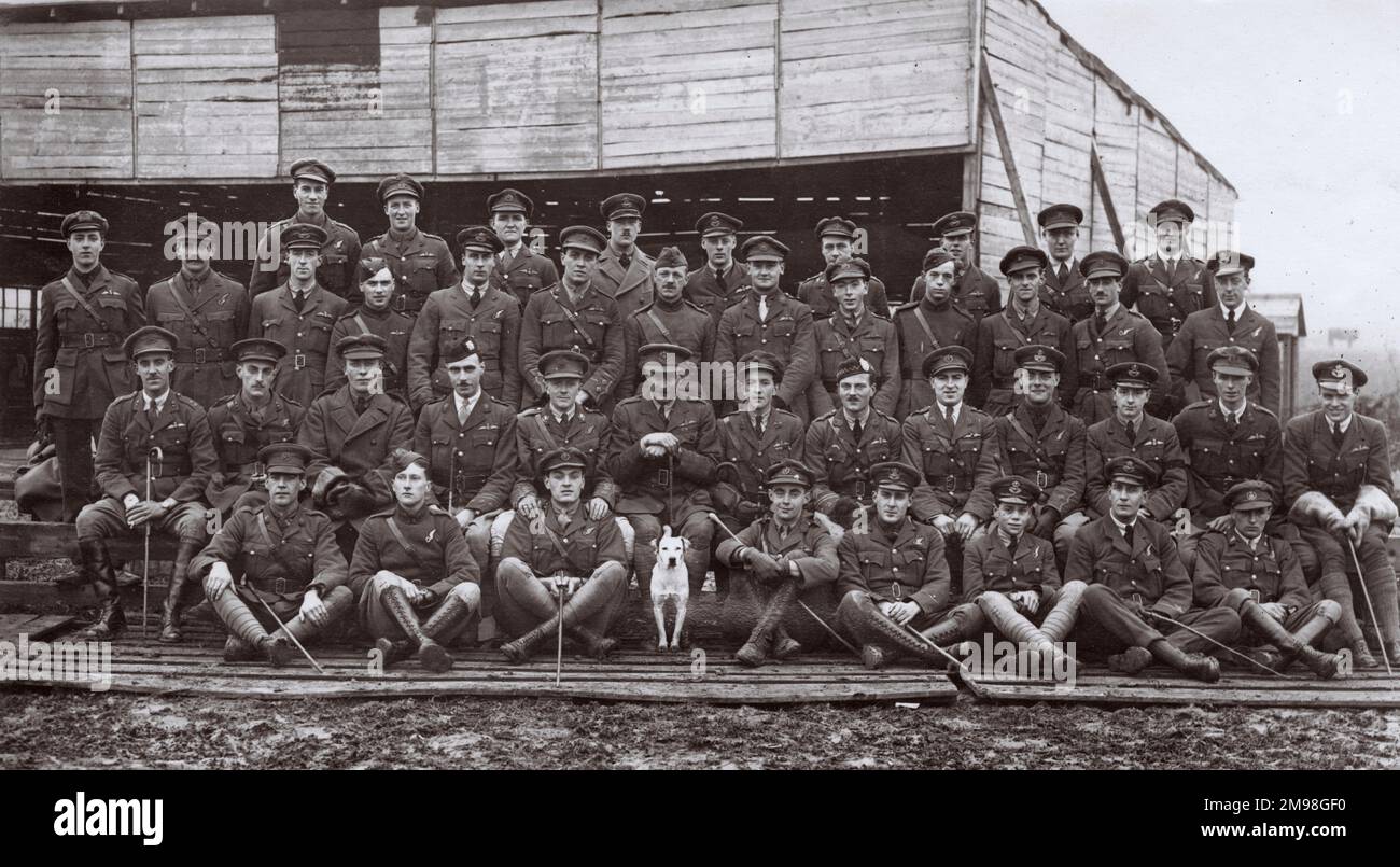 Gruppenfoto, Männer und Offiziere des Royal Flying Corps, in Nordfrankreich während des Ersten Weltkriegs. In der Mitte der ersten Reihe ist ihr Hundemaskottchen Satan. Stockfoto