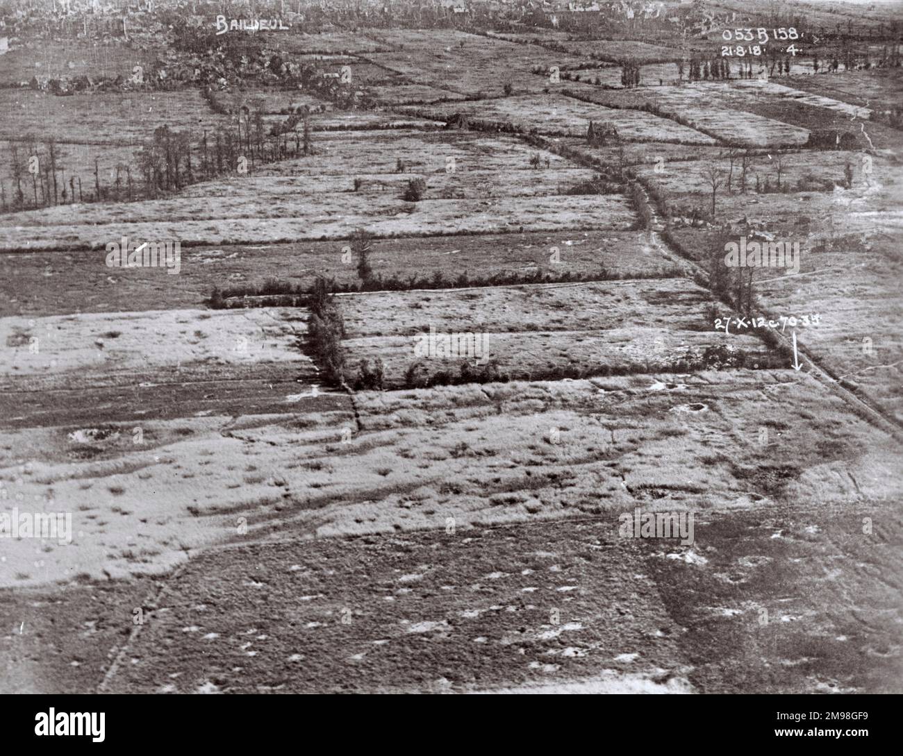 Schräge Luftaufnahme eines Muschelgebiets zwischen Bailleul, Nord, Nordfrankreich, und Neuve Eglise, Westflandern, Belgien am 21. August 1918. Es war ein Bereich deutscher Frontgräben. Stockfoto