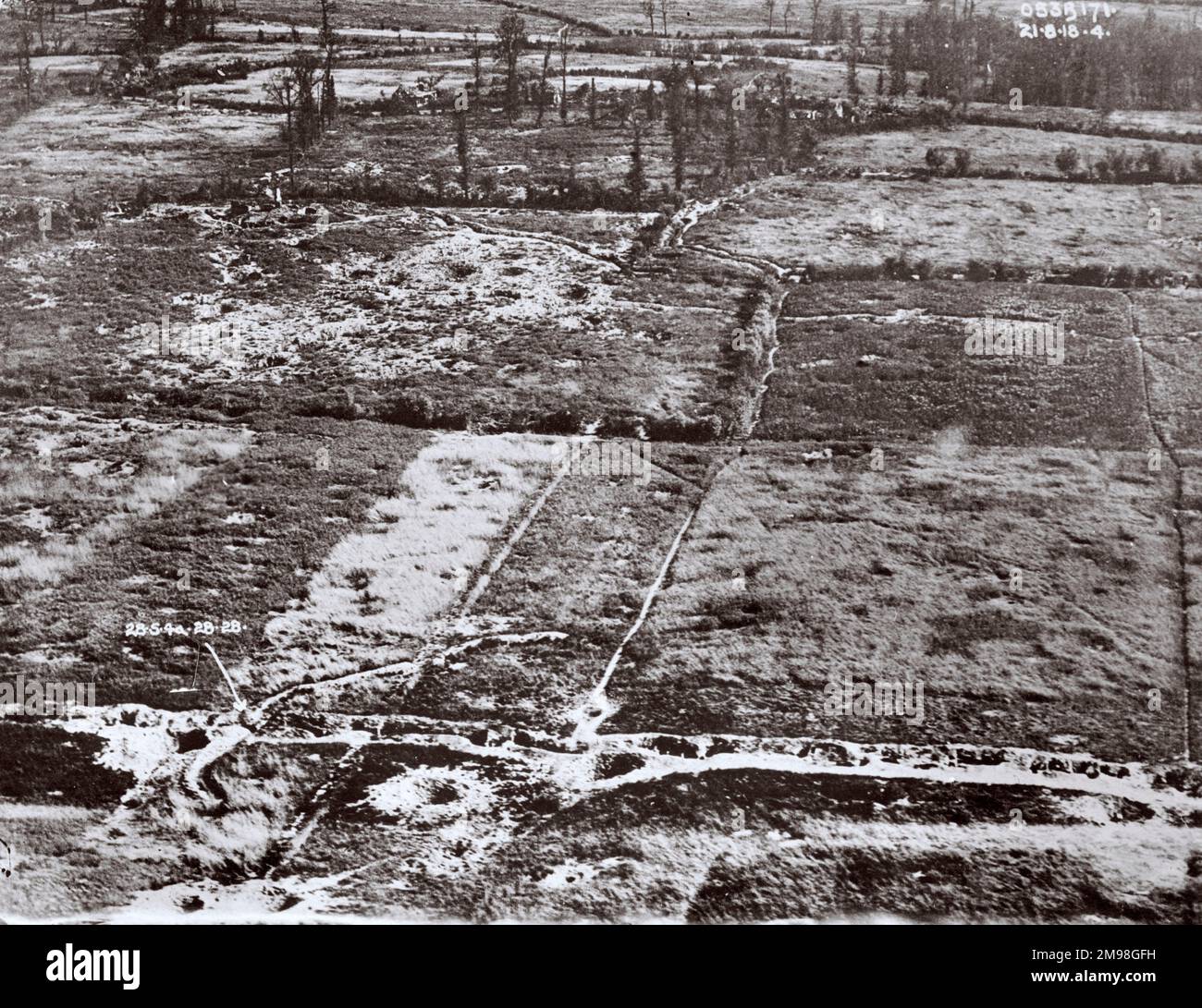 Schräge Luftaufnahme der Region Neuve Eglise in Westflandern, Belgien, am 21. August 1918, einem Bereich deutscher Grabengräben. Deutsche Soldaten sind im Vordergrundgraben zu sehen. Stockfoto