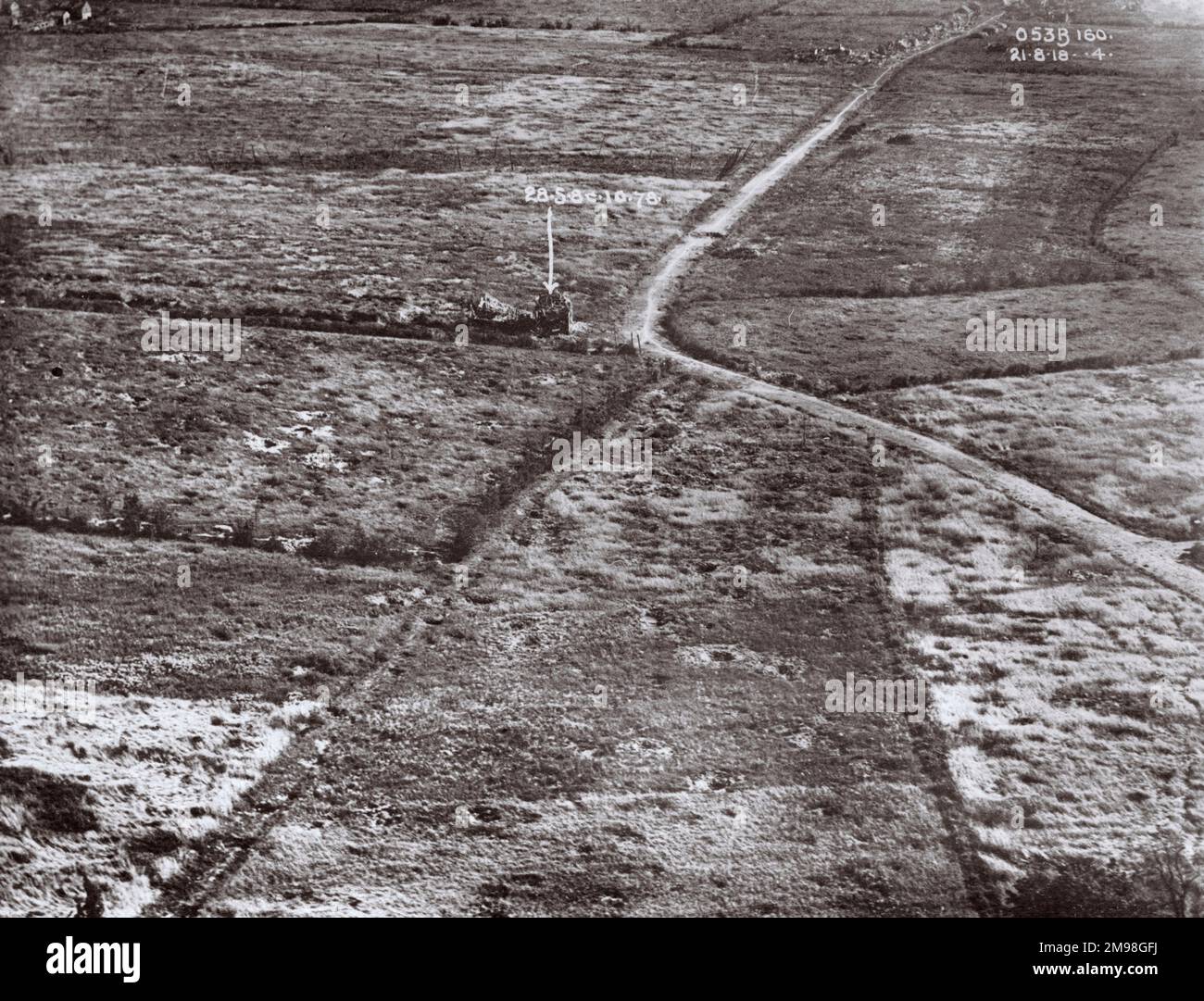 Schräge Luftaufnahme eines Muschelgebiets in Nordfrankreich am 21. August 1918. Stockfoto