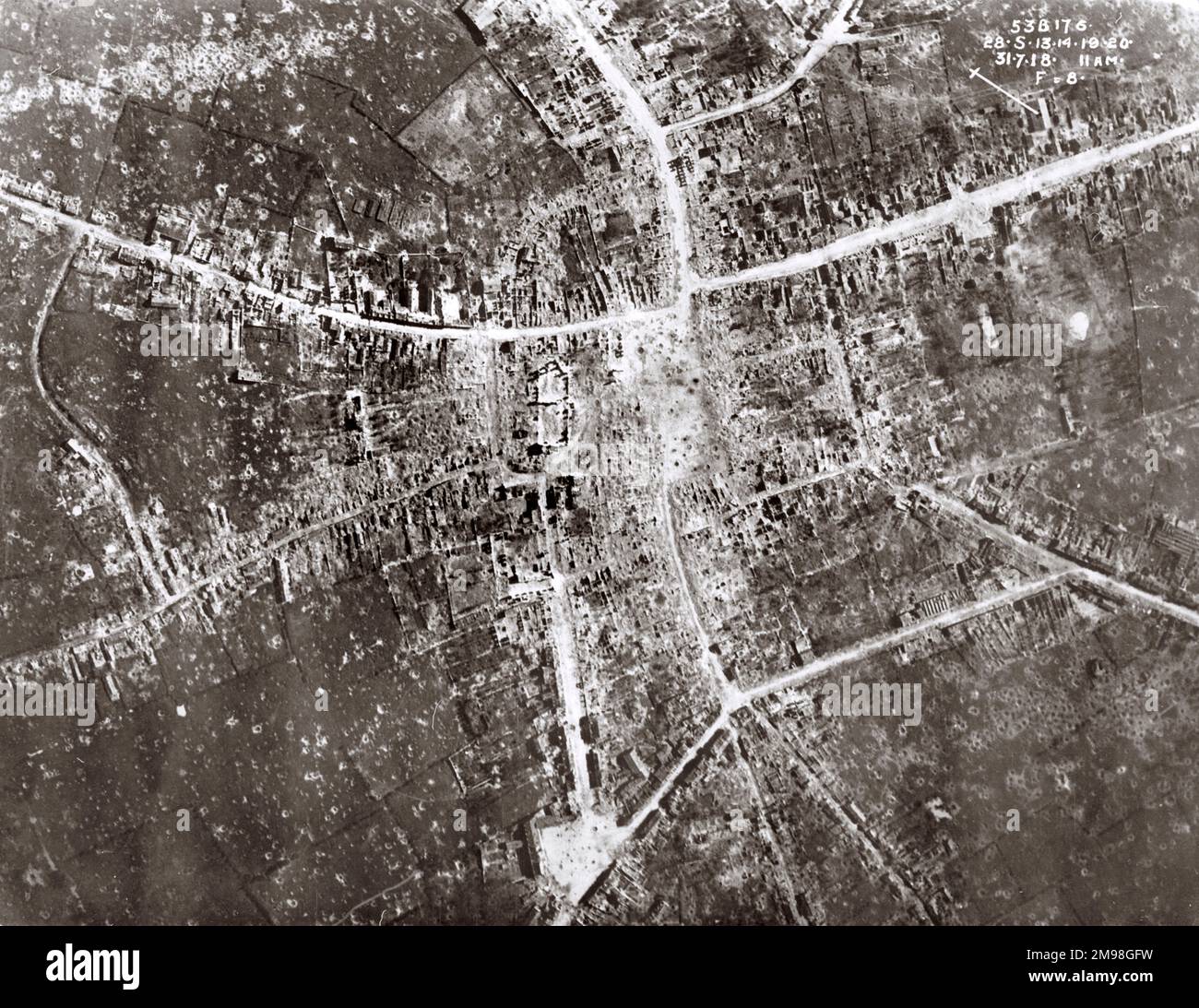 Luftaufnahme von Bailleul, Nord, Nordfrankreich, am 31. Juli 1918, nach dem deutschen Vormarsch im April, mit erheblichen Schäden. Stockfoto