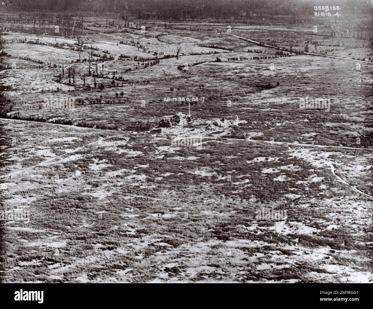 Schräge Luftaufnahme eines Muschelgebiets in Nordfrankreich am 21. August 1918. Stockfoto