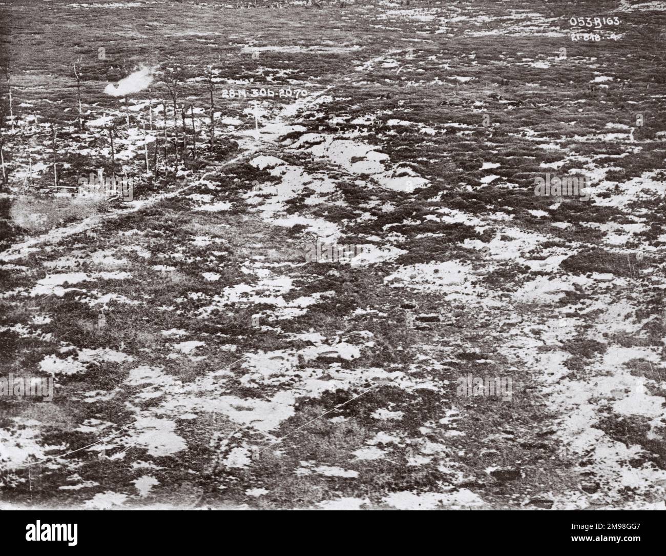Luftaufnahme eines Muschelgebietes bei Bailleul, Nord, Nordfrankreich, am 21. August 1918 nach dem deutschen Vormarsch. Oben links ist eine berstende Schale sichtbar. Stockfoto
