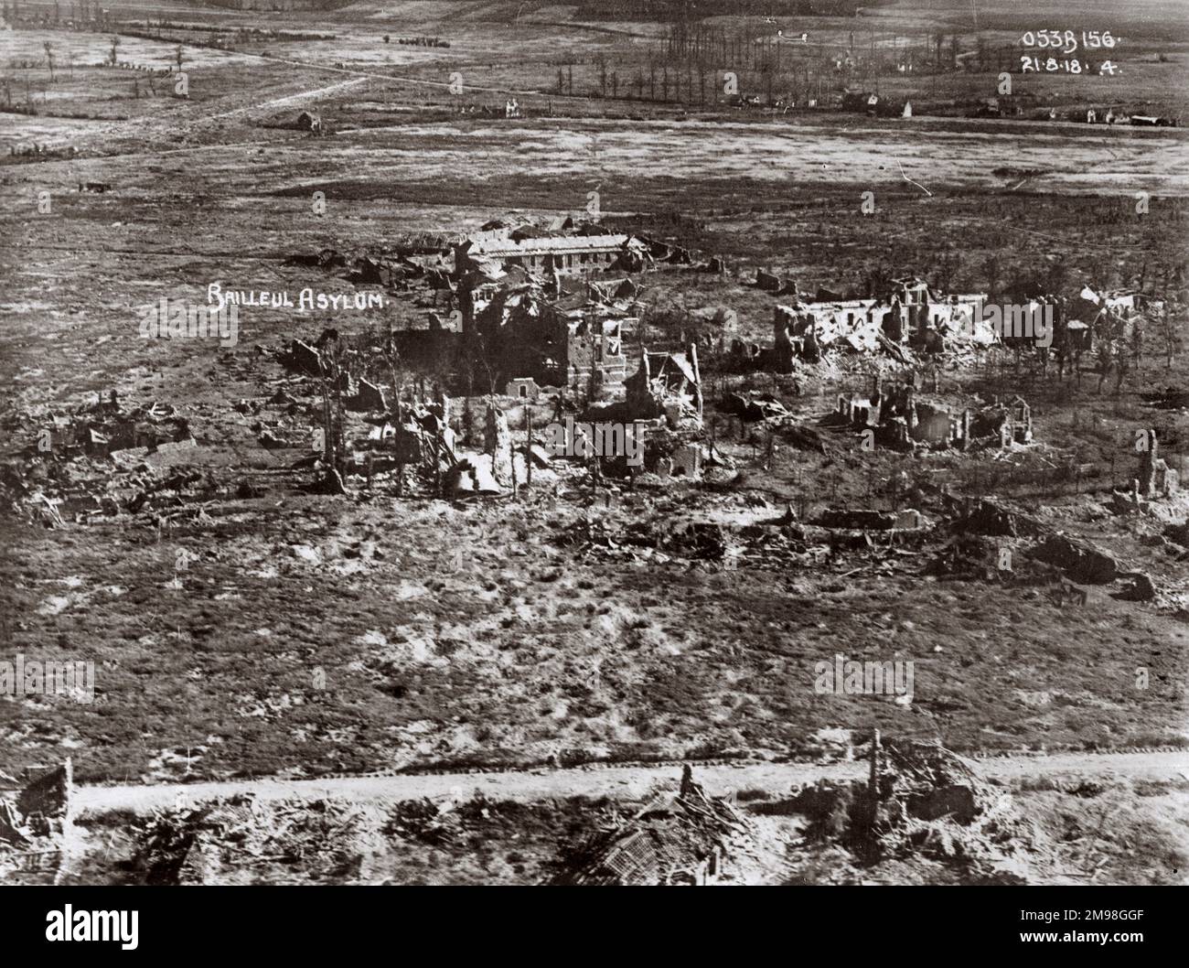 Luftschrägblick auf Bailleul, Nord, Nordfrankreich, am 21. August 1918, nach dem deutschen Vormarsch, mit erheblichen Schäden. Das Gebäude im Zentrum ist das Asylum (Asile), ein religiöses Gebäude. Stockfoto