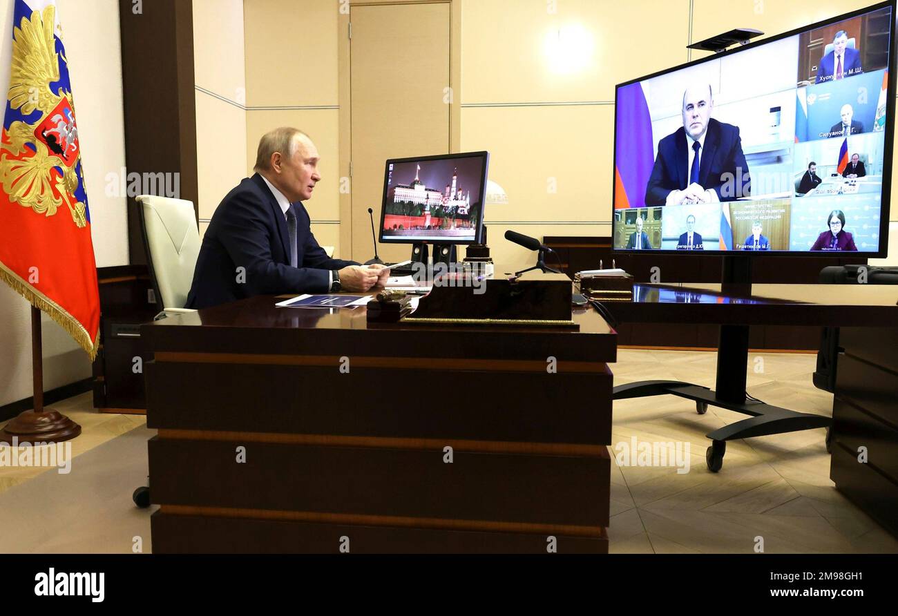 Novo-Ogaryovo, Russland. 17. Januar 2023. Der russische Präsident Wladimir Putin hält eine Telekonferenz mit Regierungsmitgliedern ab, um über die Wirtschaft zu diskutieren, und zwar vom offiziellen Sitz von Novo-Ogaryovo am 17. Januar 2023 in Novo-Ogaryovo, Moskau, Russland. Kredit: Mikhail Klimentyev/Kremlin Pool/Alamy Live News Stockfoto