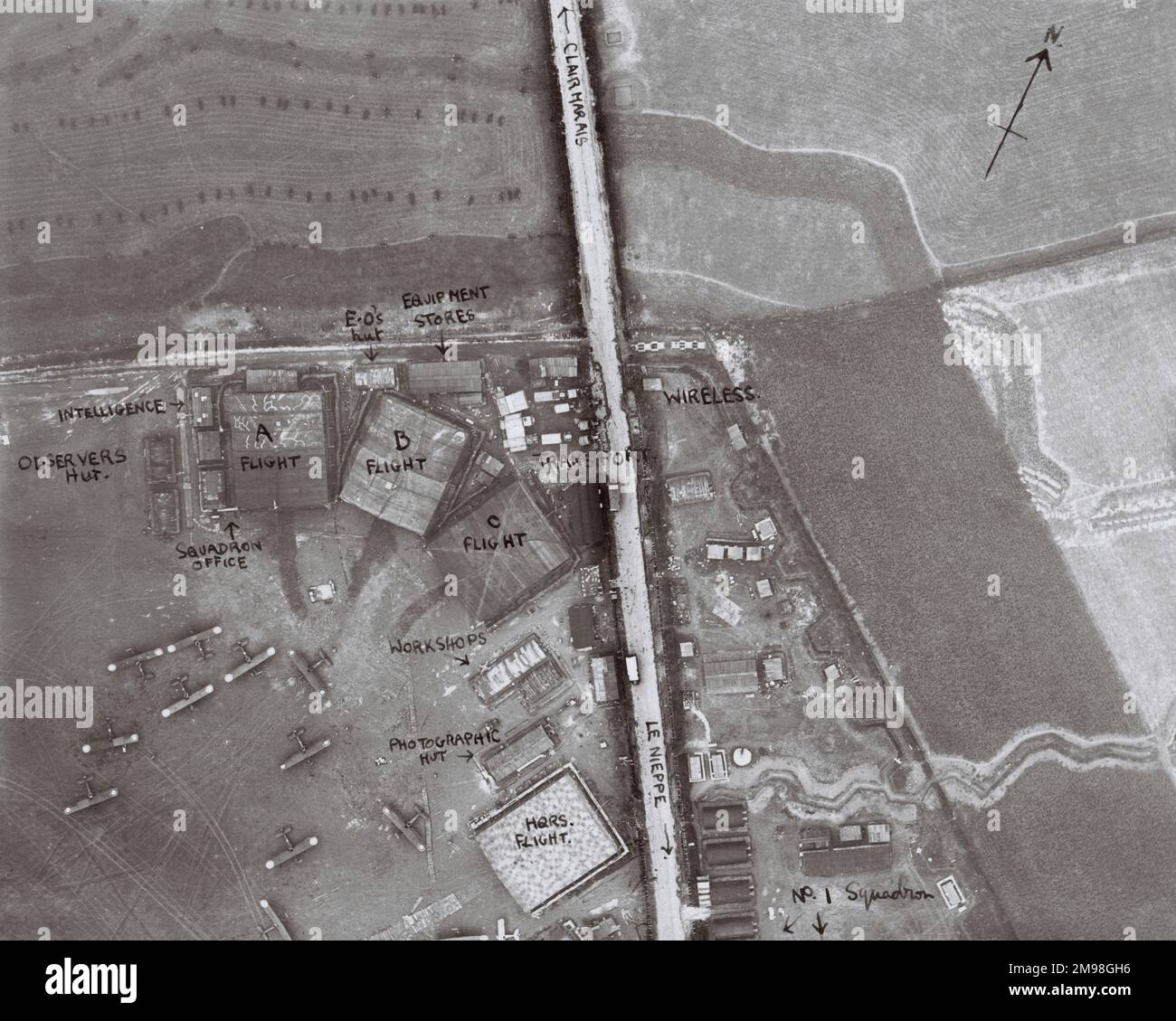 Luftaufnahme eines Teils des Flugplatzes Clairmarais, Pas de Calais, Nordfrankreich, mit handschriftlichen Anmerkungen, die Gebäude und Flugzeuge zeigen. Stockfoto