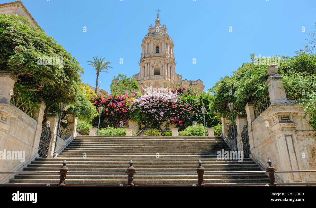 Modica, Sizilien. Von der Straße aus haben Sie einen Blick auf die ...