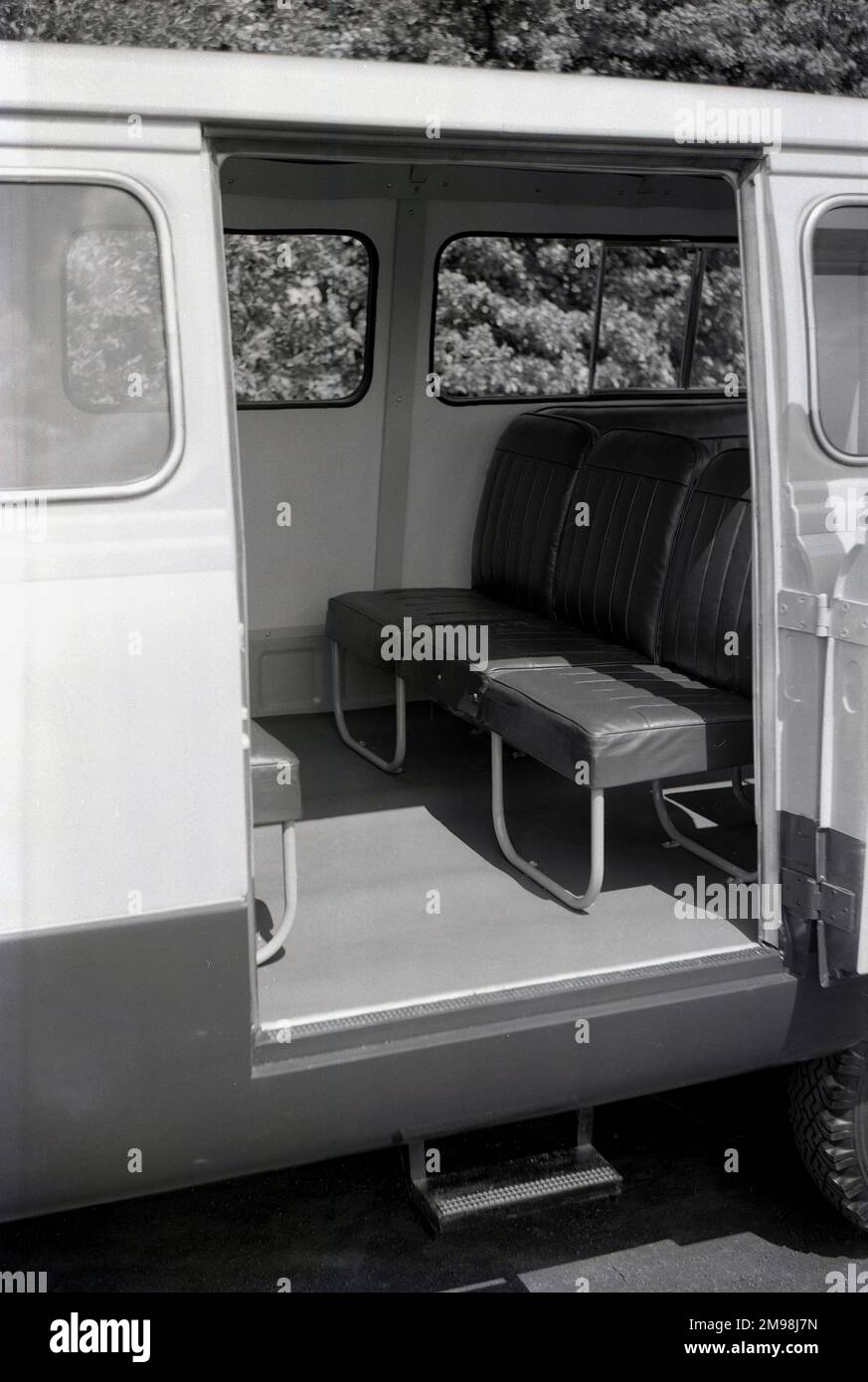 1957, historisch, ein seitlicher Blick auf das Innere eines Ford Thames 15 cwt 400E Minibus oder Kleinplatzträgers, der die grundlegende Sitzanordnung zeigt. Der Van 400E war ein leichtes Nutzfahrzeug, das von 1957 bis 1965 von Ford UK in Dagenham, Großbritannien, hergestellt wurde. Stockfoto