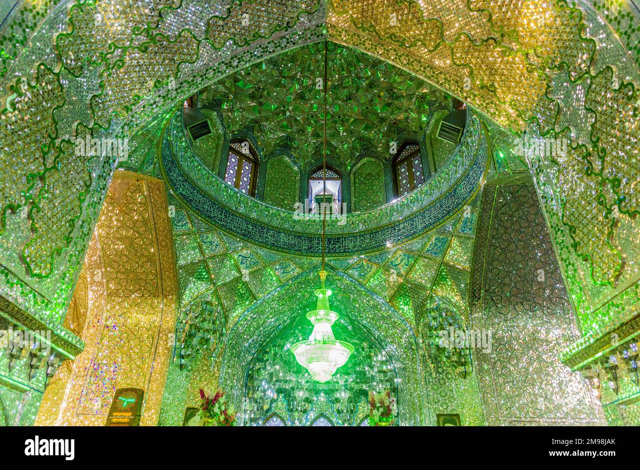 SHIRAZ, IRAN - 8. JULI 2019: Innenansicht von Imamzadeh-ye Ali EBN-e Hamze (Ali Ibn Hamza Mausoleum) in Shiraz, Iran Stockfoto