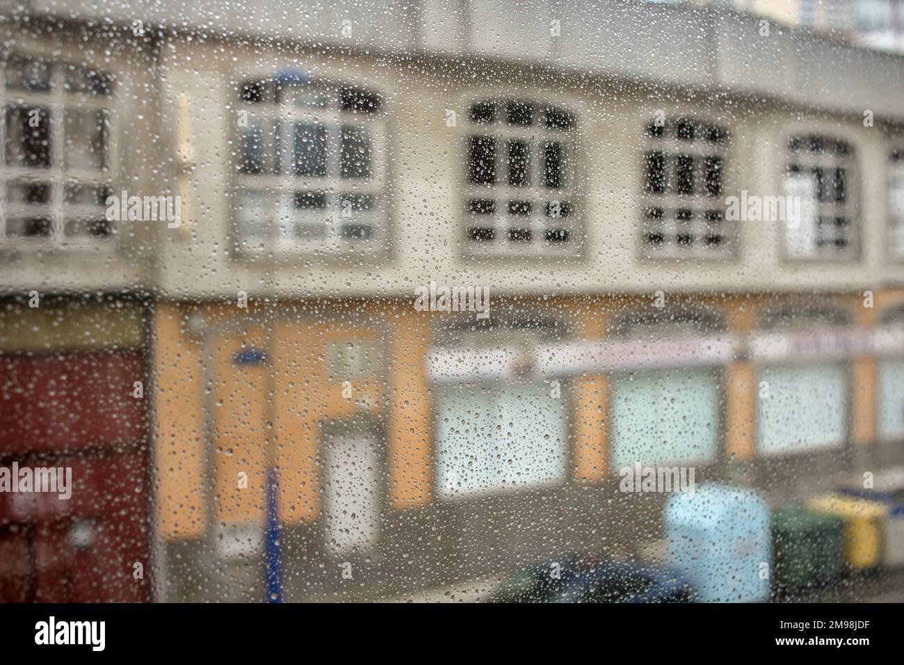 Regentropfen am Fenster an einem Regentag Stockfoto