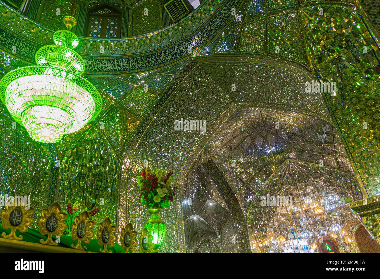 SHIRAZ, IRAN - 8. JULI 2019: Innenansicht von Imamzadeh-ye Ali EBN-e Hamze (Ali Ibn Hamza Mausoleum) in Shiraz, Iran Stockfoto
