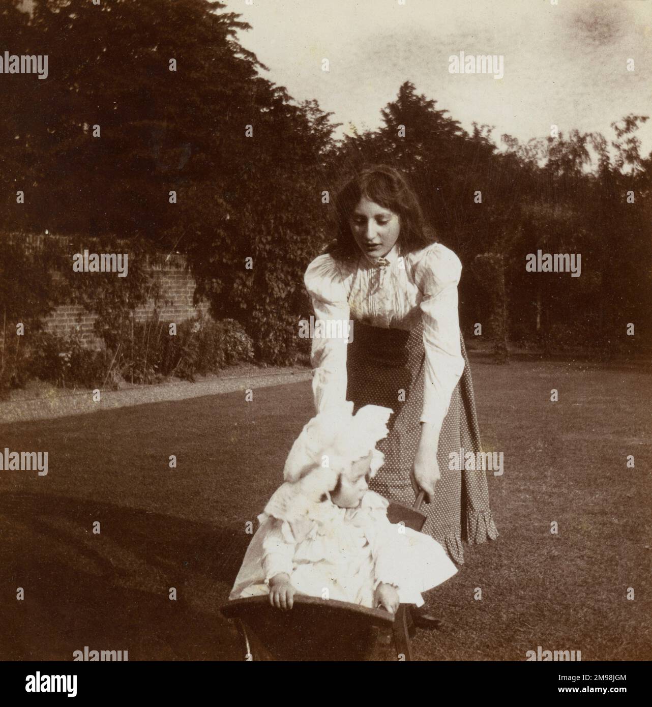 Zwei Schwestern im Garten ihres Hauses, 1 Carlton Road, Ealing, West London. Das sind Lucy und Violet Auerbach. Stockfoto