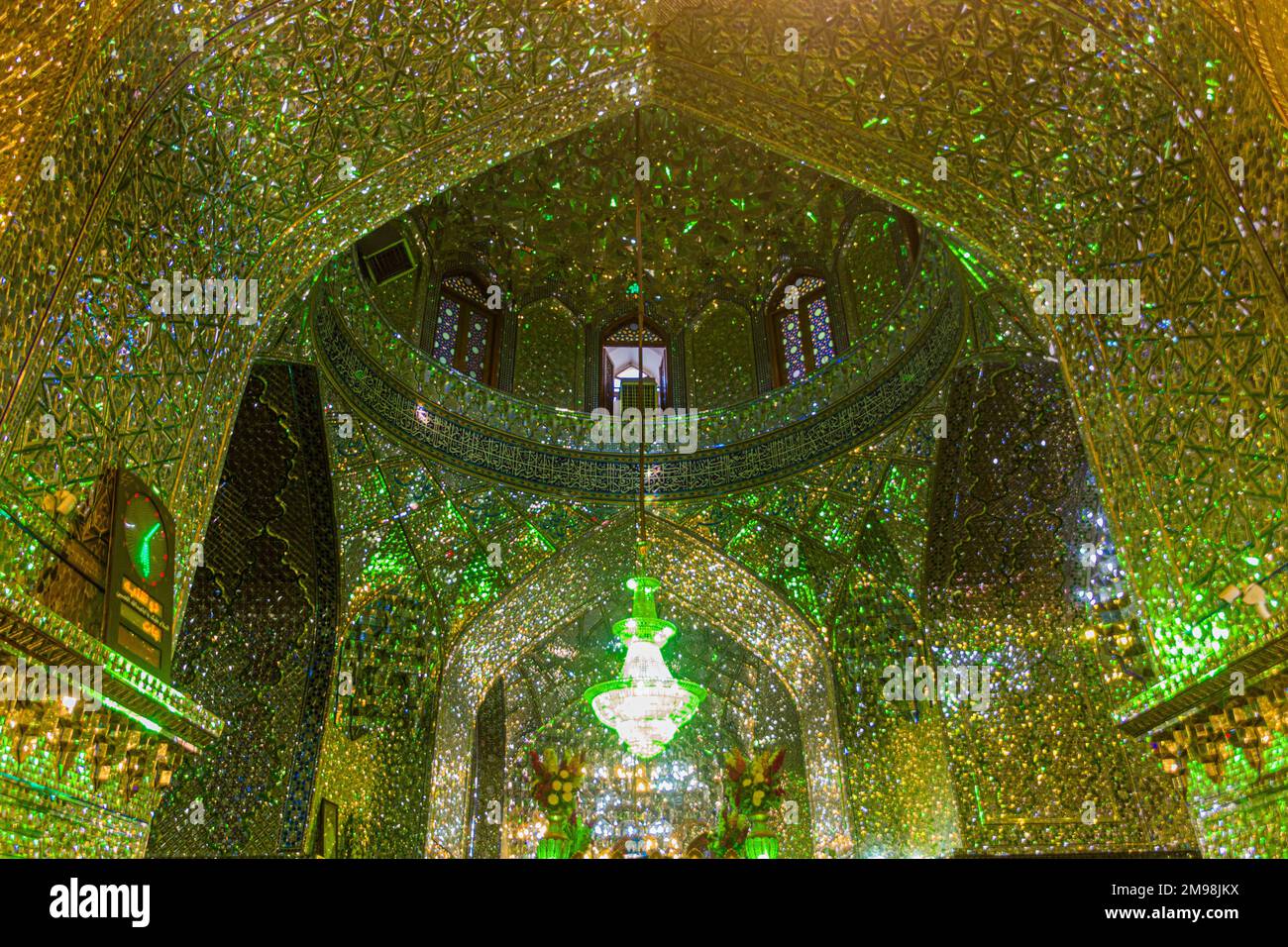 SHIRAZ, IRAN - 8. JULI 2019: Innenansicht von Imamzadeh-ye Ali EBN-e Hamze (Ali Ibn Hamza Mausoleum) in Shiraz, Iran Stockfoto