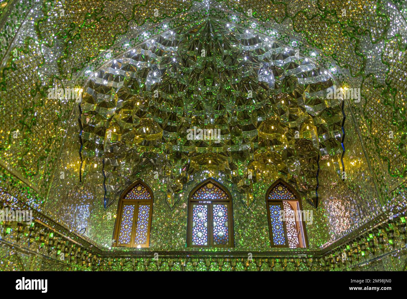 SHIRAZ, IRAN - 8. JULI 2019: Innenansicht von Imamzadeh-ye Ali EBN-e Hamze (Ali Ibn Hamza Mausoleum) in Shiraz, Iran Stockfoto