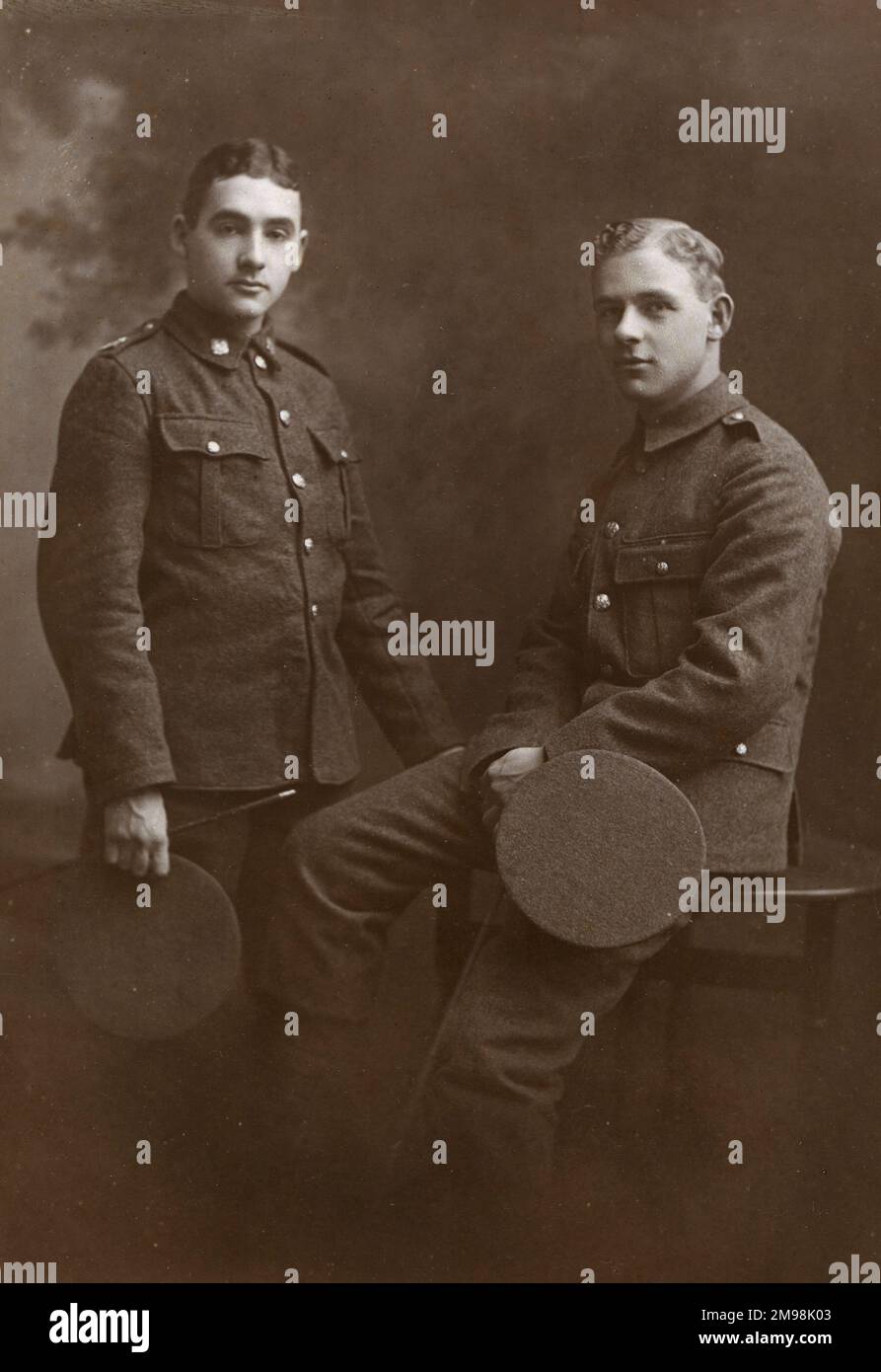Studiofoto, zwei junge Brüder in Uniform, Weihnachten 1914. Sie sind Albert Auerbach (1894-1918) des 20. Bataillons, Royal Fusiliers (rechts) und Harold Auerbach (1897-1975), ein Schüler der St. Paul's School, in seiner Offiziersübungsuniform (links). Stockfoto