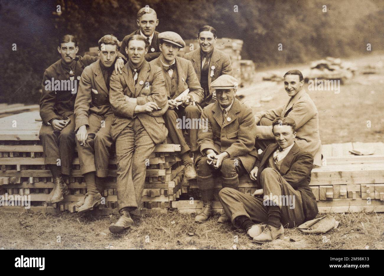 Gruppenfoto, junge Männer im Ausbildungskorps der Offiziere der Universität, 20. Bataillon, Royal Fusiliers, im Woodcote Park Camp, Epsom, Surrey, 1. September 1914. Albert Auerbach (1894-1918) befindet sich in der Mitte der hinteren Reihe. Stockfoto