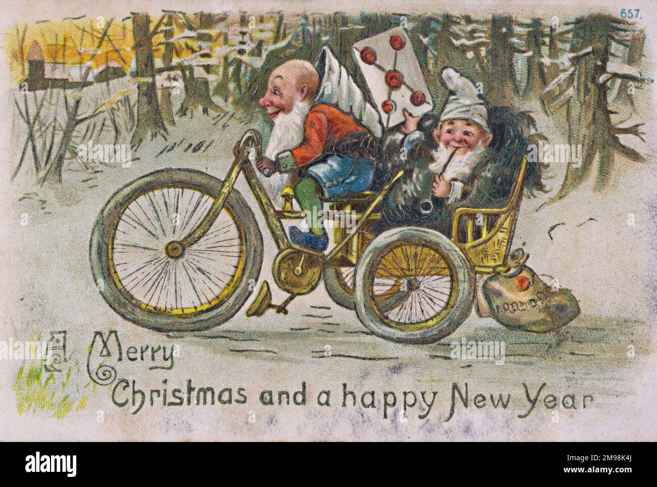 Humorvolle Weihnachten- und Neujahrspostkarte -- zwei Elfen, die den Post auf einem dreirädrigen Fahrrad liefern. Stockfoto
