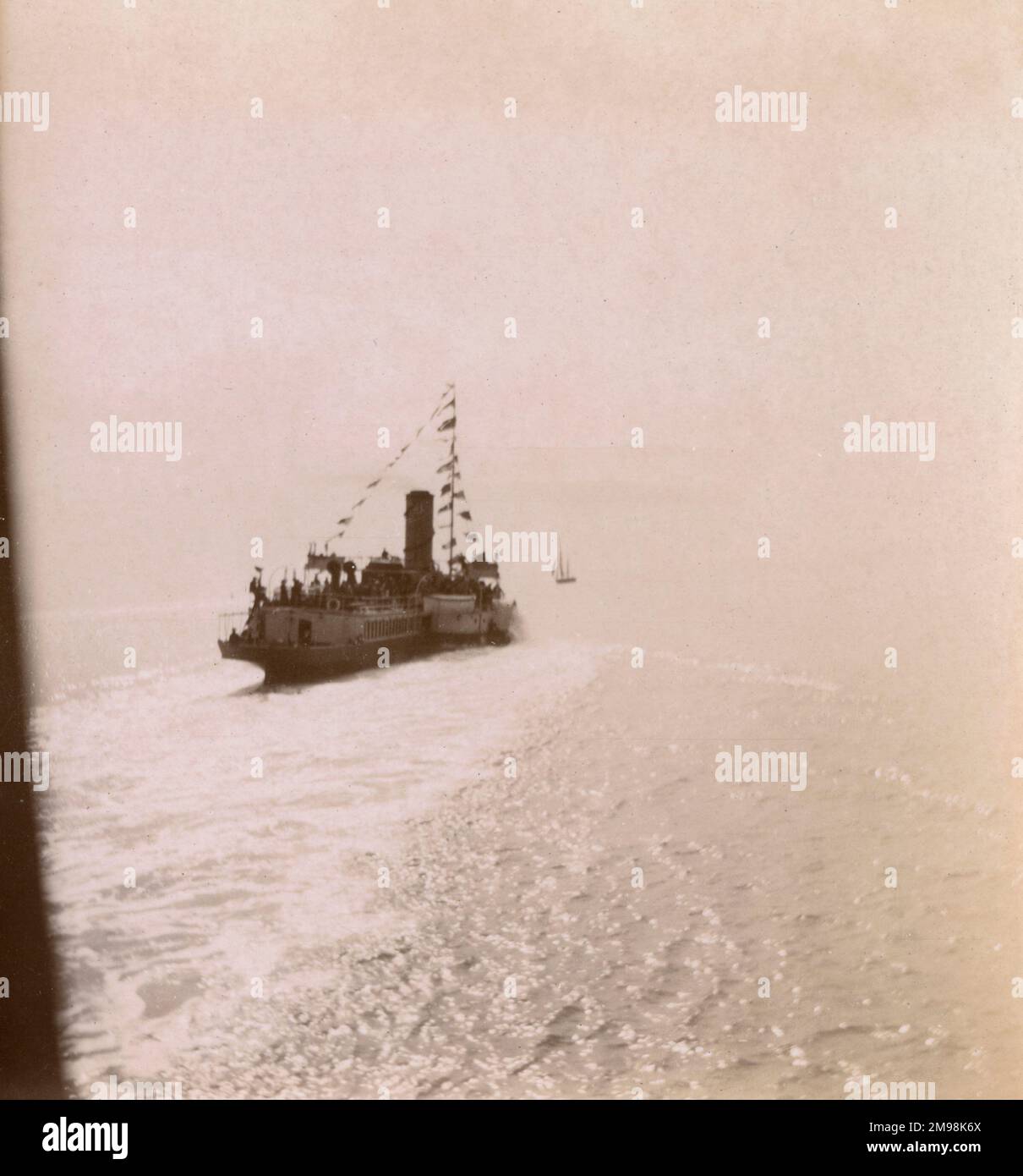 Das Walton Belle Paddle-Dampfschiff, das am 19. September 1910 in Southwold, Suffolk, vom Pier abfährt, mit Passagieren an Bord. Stockfoto