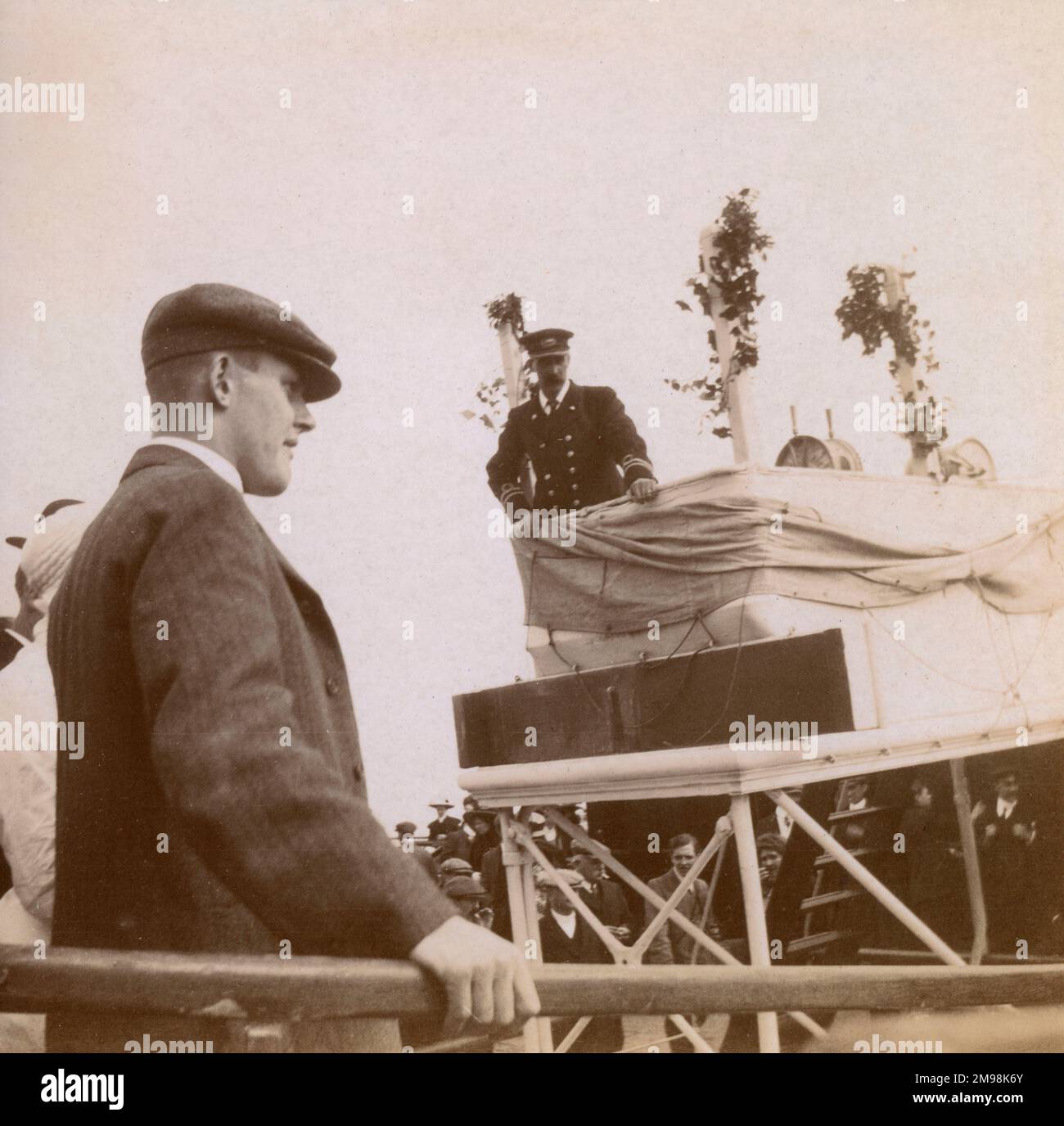 Die Walton Belle Paddle Dampfschiff, die am 19. September 1910 in Southwold, Suffolk, ihren letzten Aufruf der Sommersaison mit Passagieren an Bord macht. Hier in Uniform ist Captain Mills, der dem piermaster Auf Wiedersehen sagt (nicht sichtbar). Stockfoto