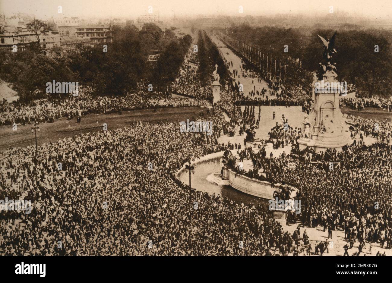 Luftaufnahme der Menschenmassen vor dem Buckingham Palace am 6. Mai 1935 zur Feier des Silberjubiläums von König George V. und Königin Mary. Stockfoto