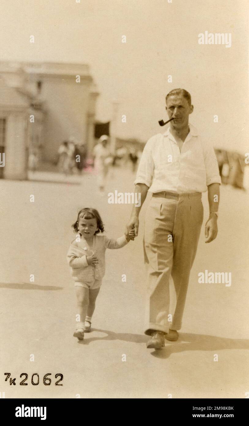 Vater und Tochter machen einen Spaziergang - Promenade, Margate. Stockfoto