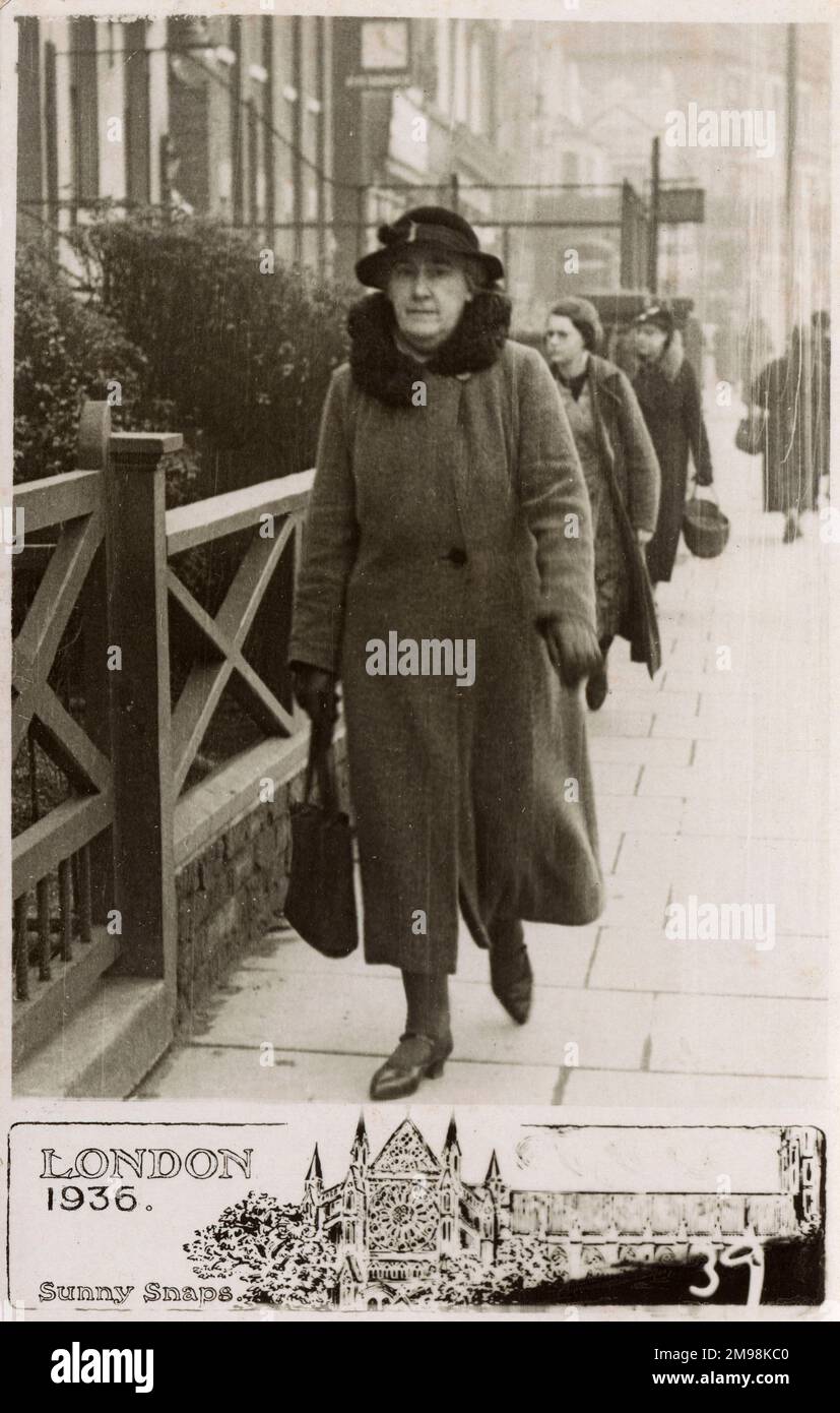 Stern und eine beeindruckende ältere Frau, die die Londoner Straße entlanggeht Stockfoto
