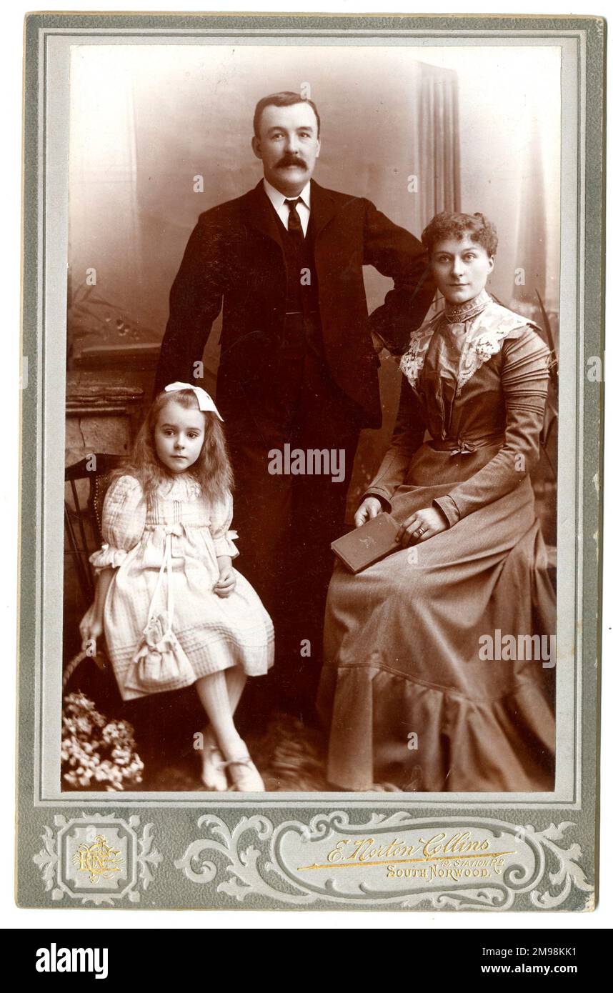 Kabinettsfoto, edwardianische Familie mit drei Personen. Stockfoto