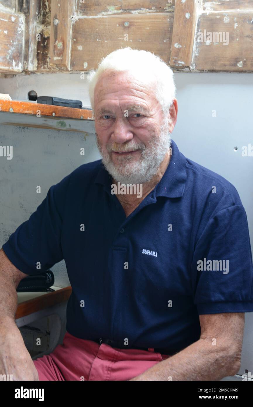 Sir Robin Knox-Johnston, der erste Mensch, der von 1968 bis 9 allein und ohne Zwischenhalt um die Welt segelt, an Bord seiner Yacht Suhaili auf halbem Weg durch die Restaurierung. Stockfoto