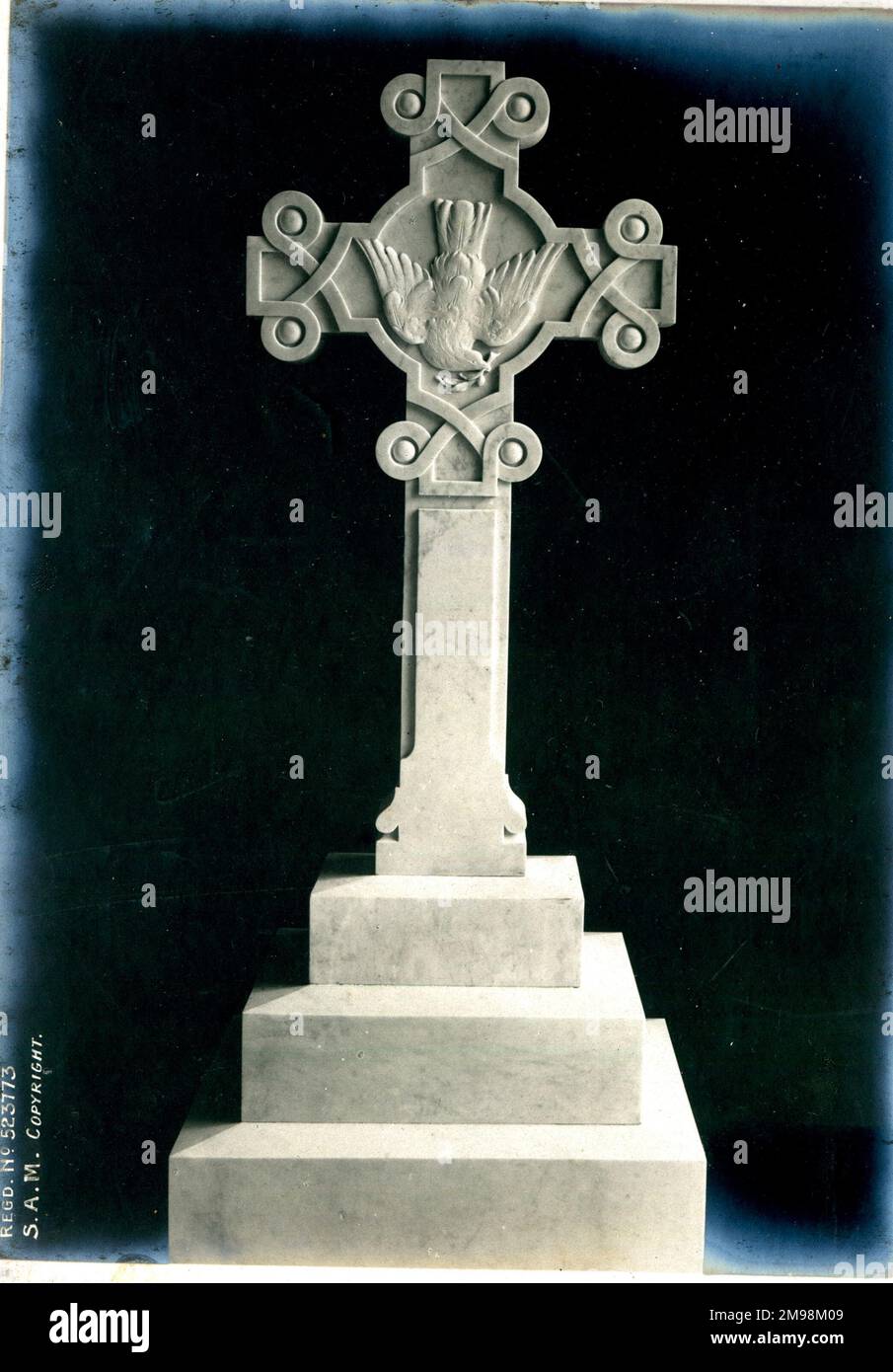Grabdenkmal - Keltisches Kreuz mit Vogel. Stockfoto