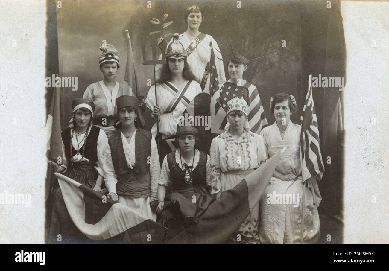 Fancy Dress - WW1 - Gruppe als patriotische nationale Archetypen wie Peace, Marianne, Britannia, Liberty und eine Dame aus Japan. Die anderen vier Zahlen in der ersten Reihe sind wahrscheinlich andere WW1 Alliierten (Russland, Italien, Belgien und Serbien?) Stockfoto