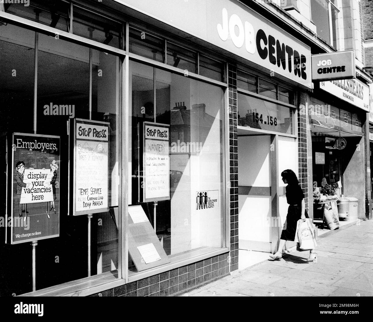 Junge Dame betritt Job Centre, West Ealing, London. Stockfoto