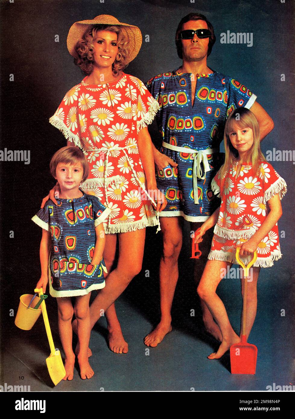 Familienmode für die Sommerferien im Magazin „Schneiderin“, Mai 1973. Stockfoto