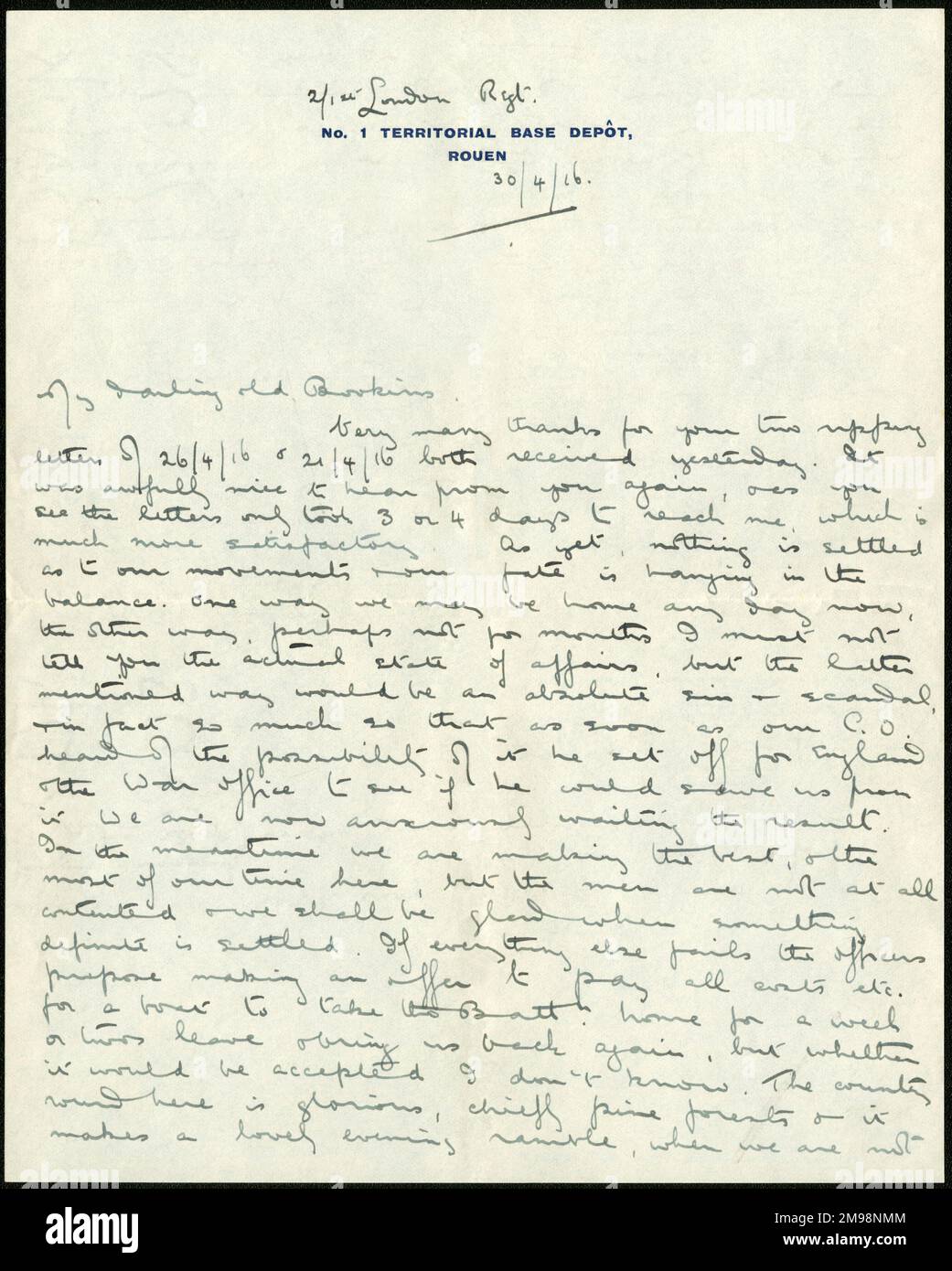 Erste Seite eines Schreibens vom 30. April 1916 von Albert Auerbach von den Royal Fusiliers an seine Schwester Lucy vom Territorial Base Depot Nr. 1 in Rouen, Nordfrankreich, wo sein Regiment für Aktivitäten an der Westfront stationiert war. Er spricht schräg von Plänen, die eine große Gefahr für das Bataillon darstellen, die sich auf die bevorstehende Schlacht an der Somme beziehen könnten. Stockfoto
