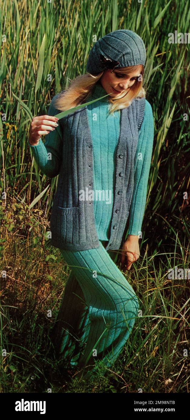 Strickmuster, Damenmode Strickmode, Oberteil, Hose und Weste. Stockfoto