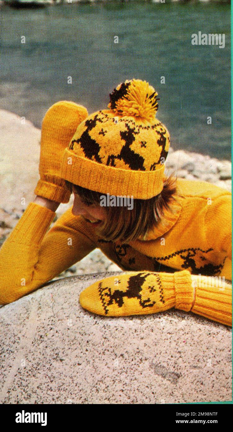 Strickmuster, Damenmode Strickmode, Pullover, Mütze und Handschuhe in Gelb und Schwarz. Stockfoto