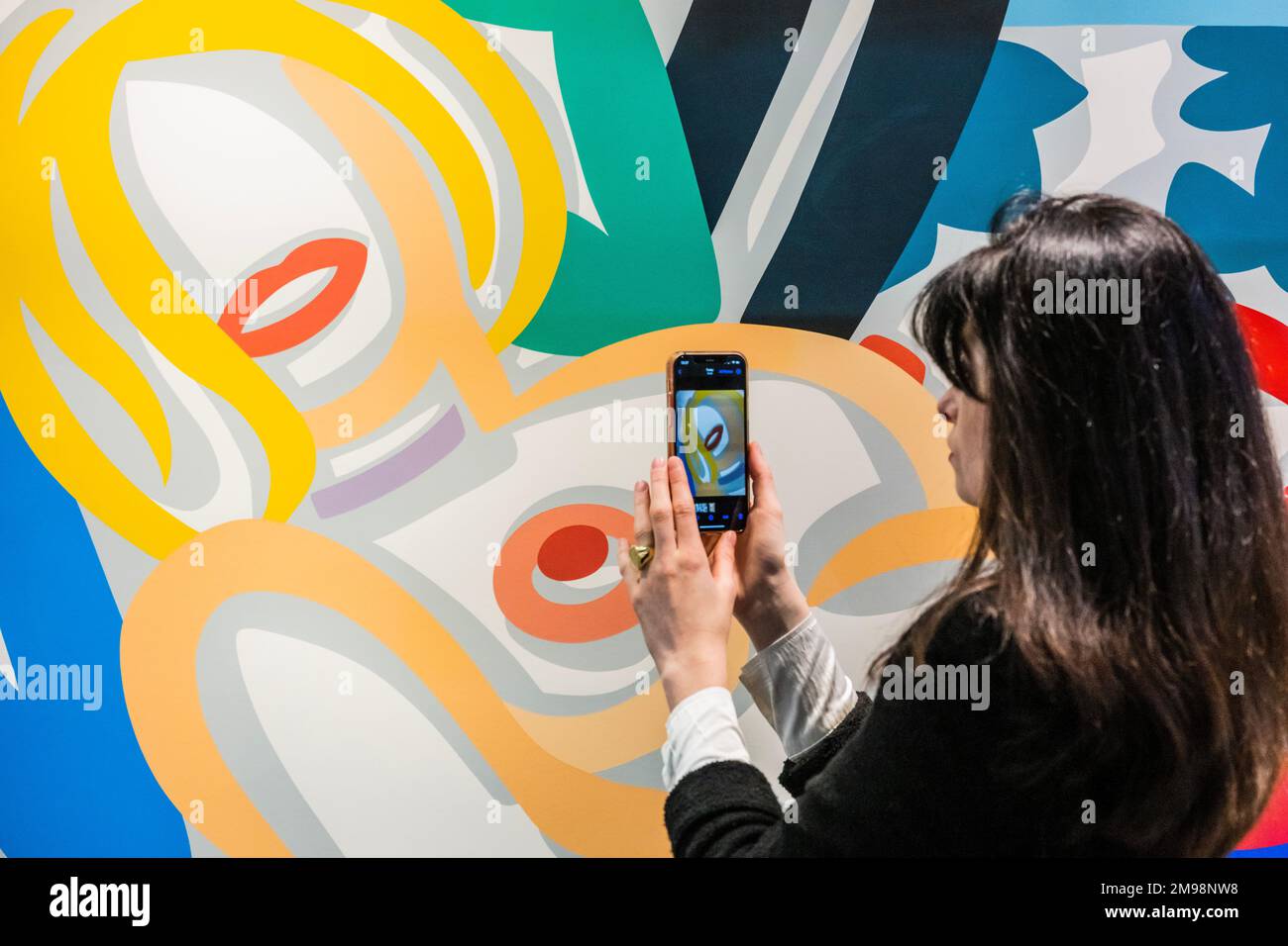 London, Großbritannien. 17. Januar 2023. Tom Wesselmann, Blonde mit Choker, 1992 Pfund, 34.000 Pfund, onGilden Arts - auf der London Art Fair im Business Design Centre. Es umfasst über 100 führende Galerien, die Werke von über 1.500 Künstlern präsentieren, sowohl etablierte Profis als auch aufstrebende Talente. Er fährt von Mittwoch, 18. Januar bis Sonntag, 22. Januar. Kredit: Guy Bell/Alamy Live News Stockfoto